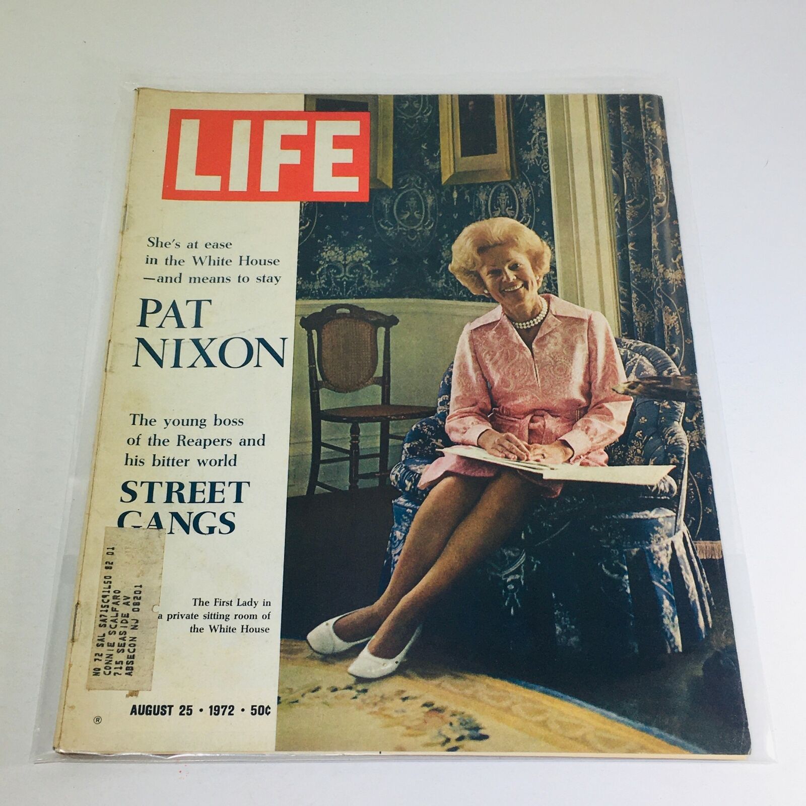 VTG Life Magazine: August 25 1972 cover featuring First Lady Pat Nixon seated in a private room, discussing street gangs, highlighting a significant cultural moment in history.