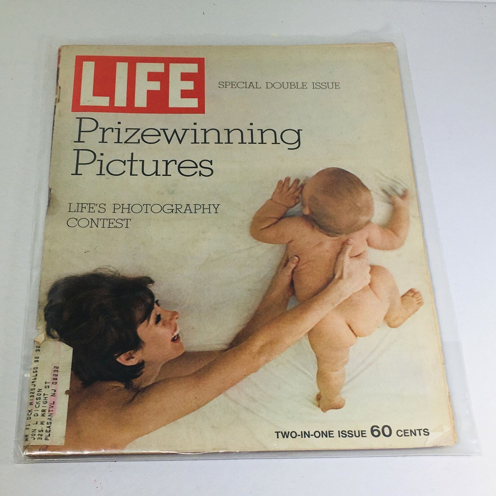 Cover of VTG Life Magazine: December 25 1970 - Prizewinning Pictures Life's Photography, featuring a woman with a child, highlighting the special double issue on Life's Photography Contest.