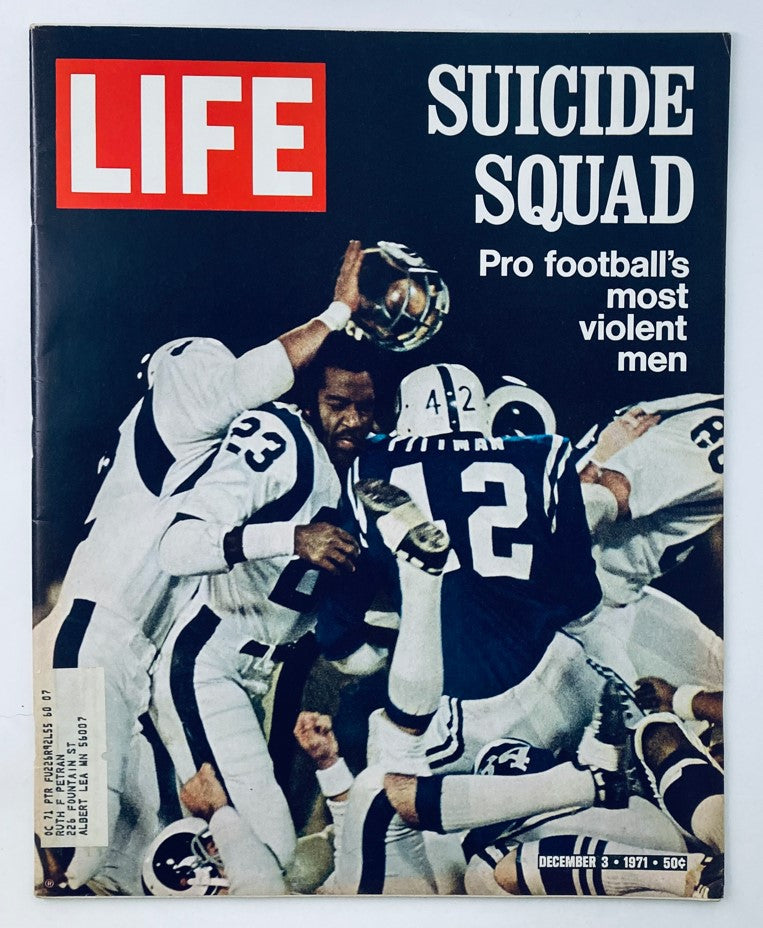 Cover of VTG Life Magazine from December 3, 1971 featuring the headline 'Suicide Squad' highlighting Pro Football's most violent men.