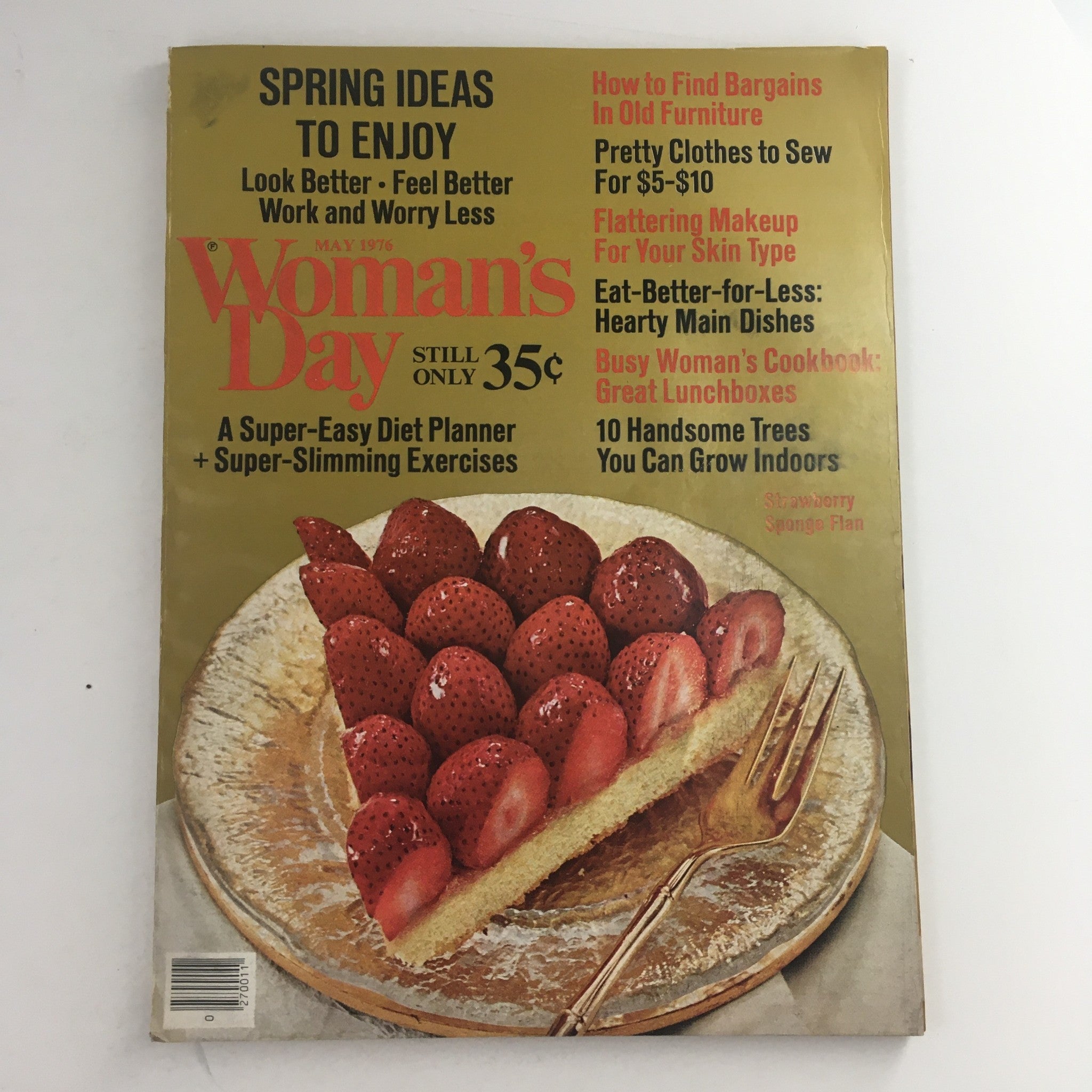 Cover of Woman's Day Magazine May 1976 featuring the 'Busy Woman's Cookbook: Great Lunchboxes' with a delicious strawberry dessert and promotions for various articles related to diet, beauty, and household tips.
