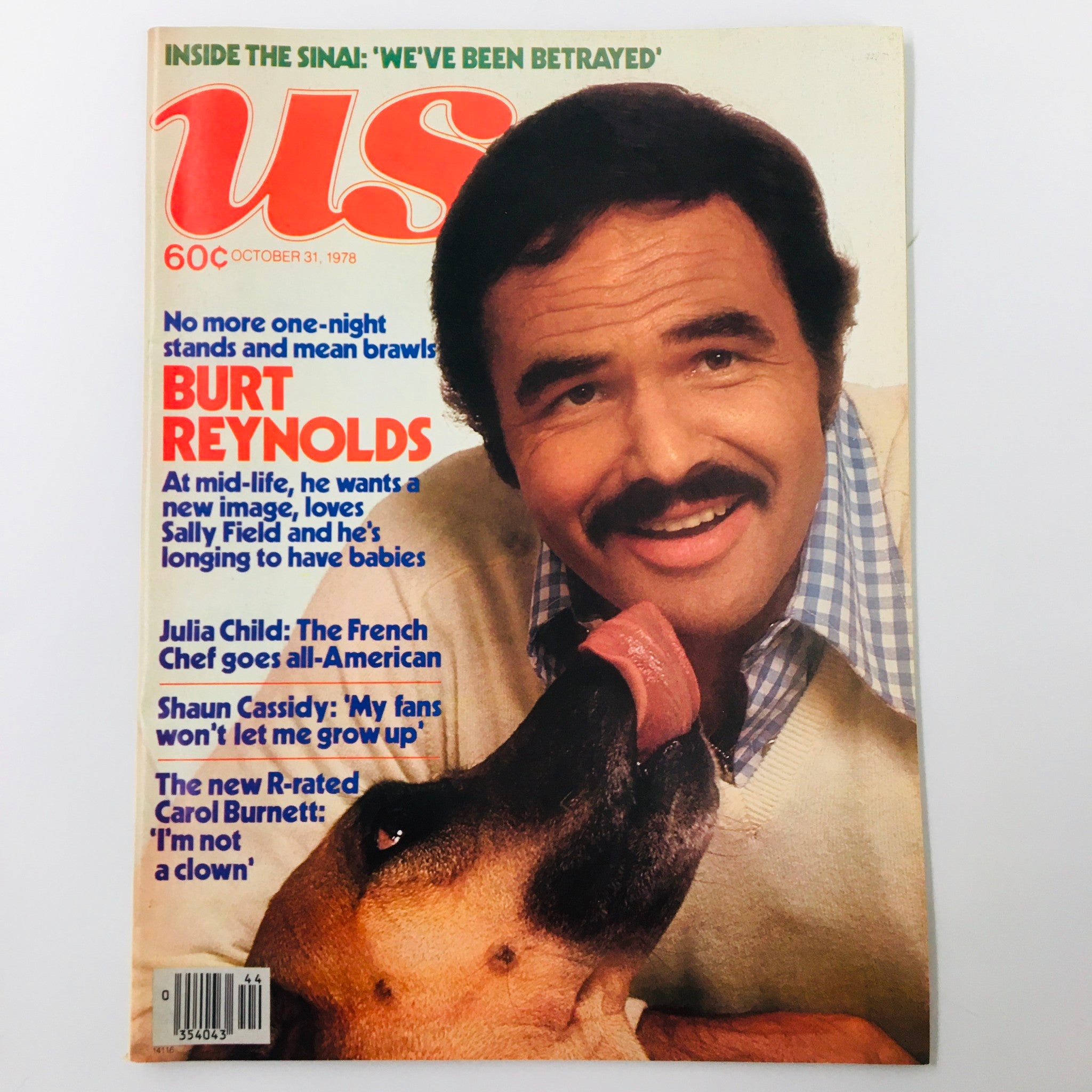 Vintage US Magazine cover from October 31, 1978, featuring Burt Reynolds with a playful dog. The cover highlights articles about Reynolds, his relationship with Sally Field, Julia Child, and Carol Burnett. A nostalgic piece of entertainment history.