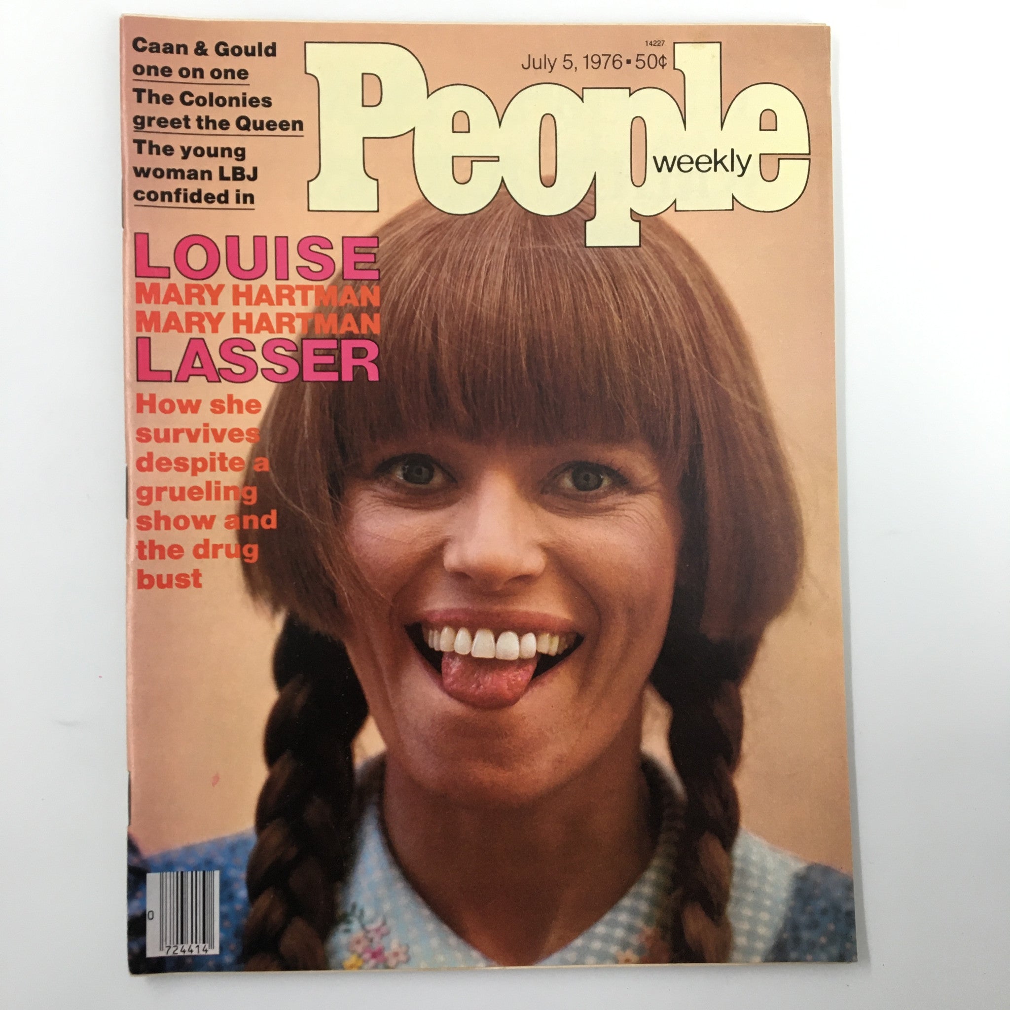 Cover of People Weekly Magazine July 5, 1976 featuring Louise Lasser and Mary Hartman, showcasing a nostalgic portrayal from the 1970s.