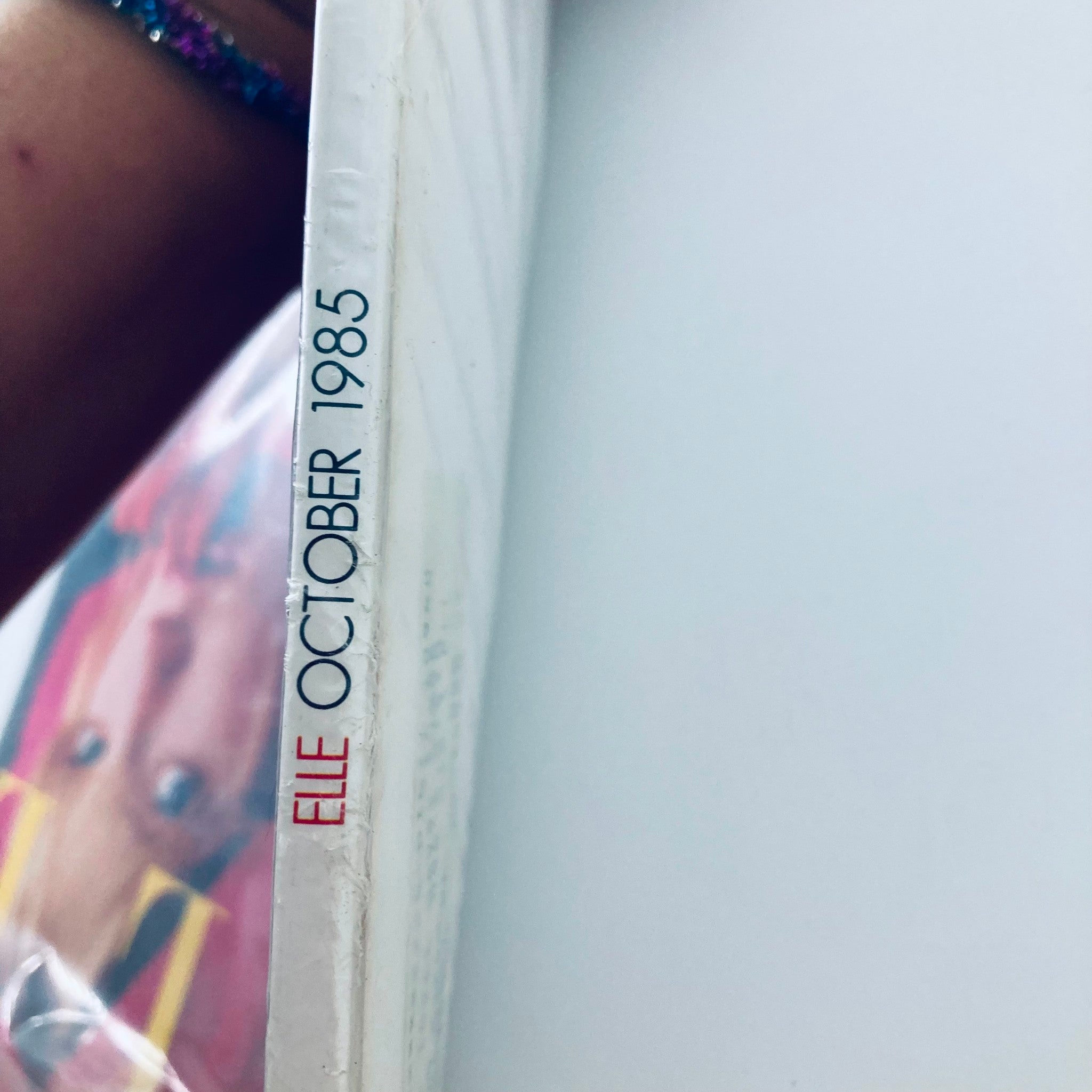 Spine view of the VTG Elle Magazine October 1985, showcasing the magazine title and publication date.