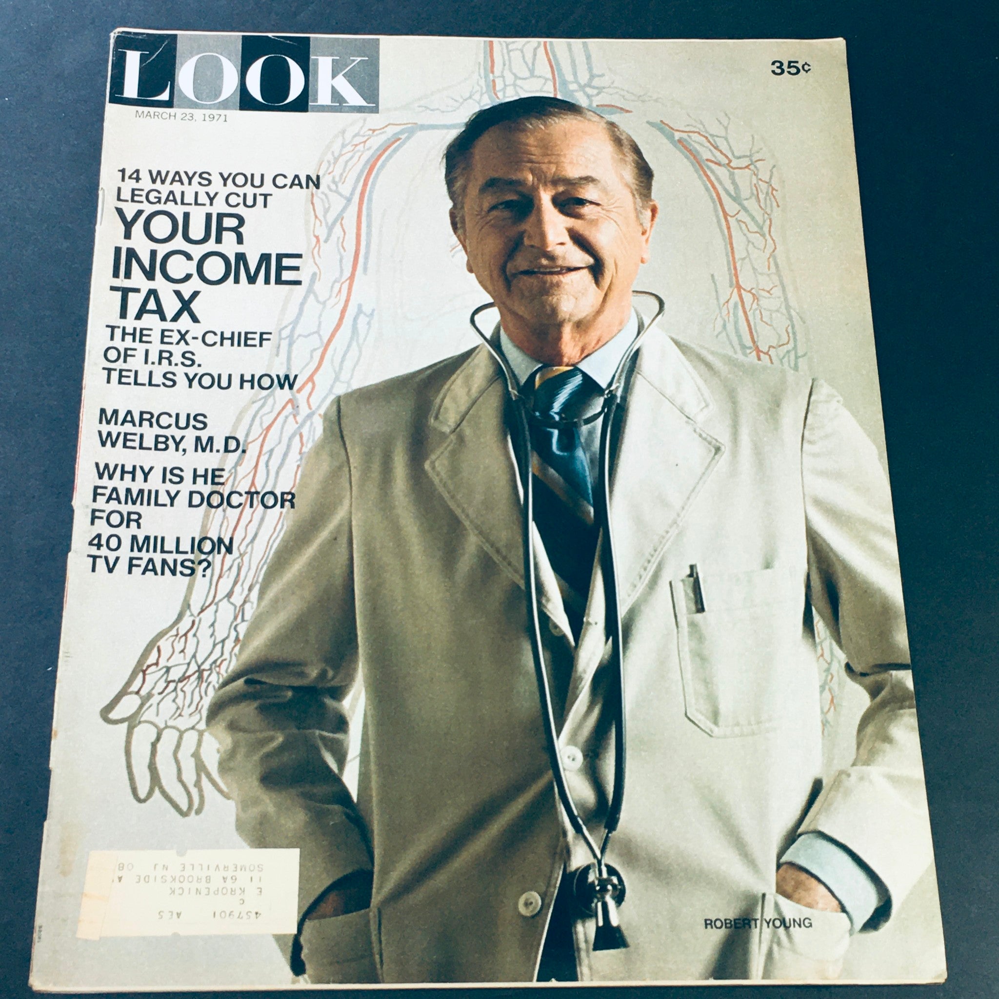 Cover of Look Magazine dated March 23, 1971 featuring Marcus Welby M.D., portrayed by Robert Young, showcasing an article about family medicine and healthcare trends.