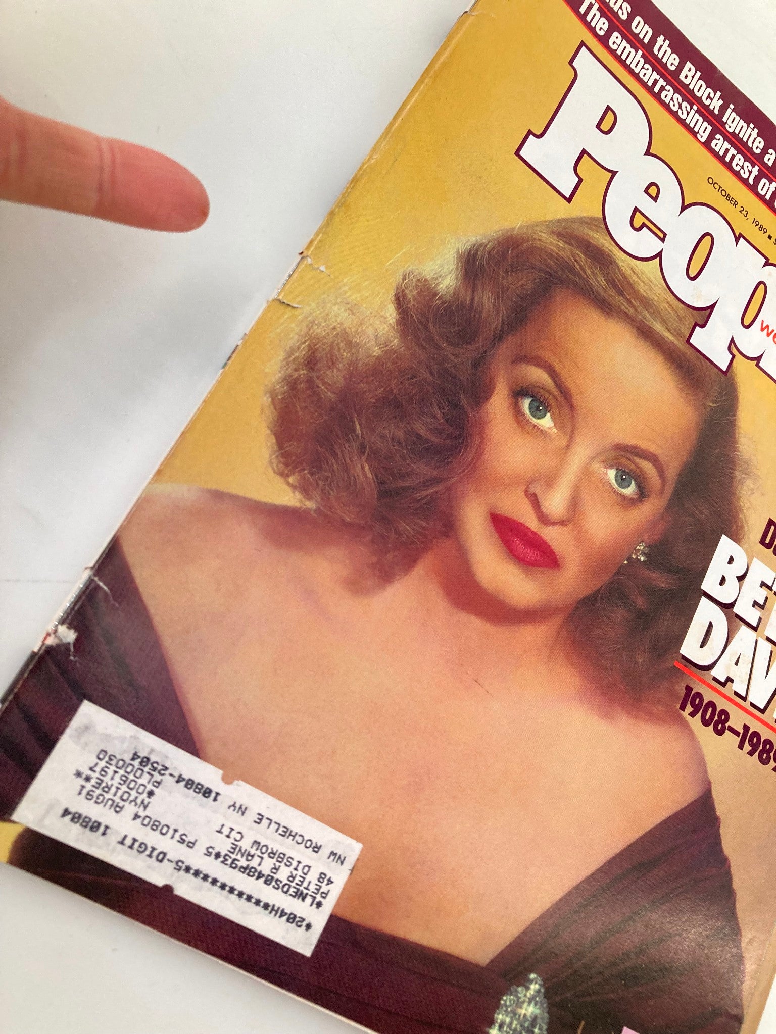 Close-up view of the VTG People Weekly Magazine from October 23, 1989, highlighting Bette Davis on the cover. The text emphasizes her remarkable life and legacy in Hollywood, noting her years of influence from 1908 to 1989.