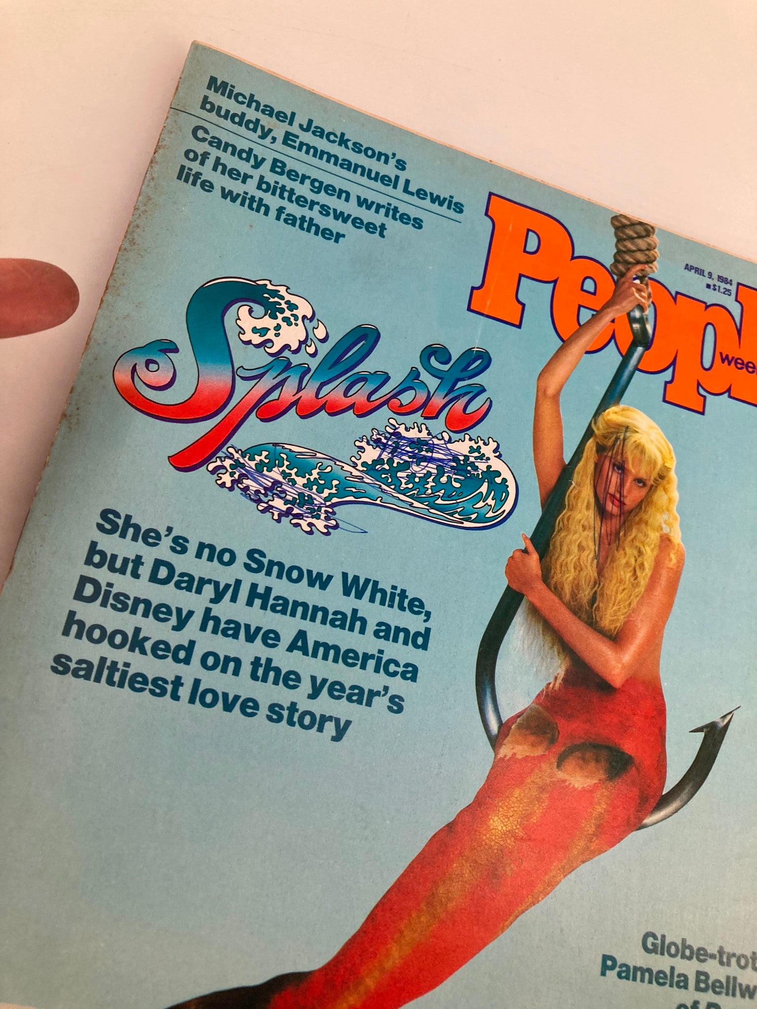 Cover of the VTG People Weekly Magazine from April 9, 1984, featuring Daryl Hannah as a mermaid from the Disney movie Splash, with colorful graphics and text highlighting the film's impact.