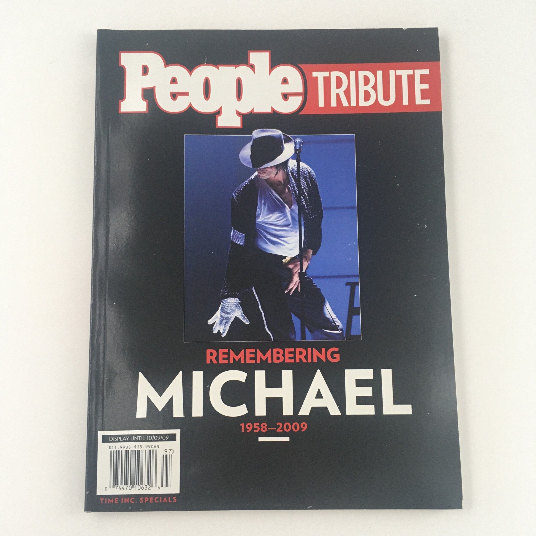 People Magazine October 2009 Remembering Michael Jackson 1958-2009 cover featuring a tribute to the King of Pop, showcasing Michael Jackson in a signature pose.