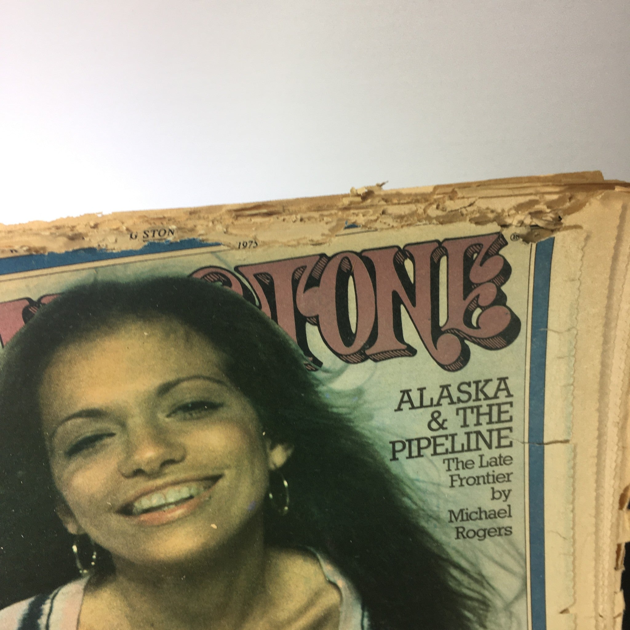 Close-up view of the VTG Rolling Stone Magazine May 22, 1975 cover featuring Carly Simon and the article 'Alaska & The Pipeline'. The image captures the magazine's signature typography and Carly's joyful expression, reflecting the era's artistic essence.