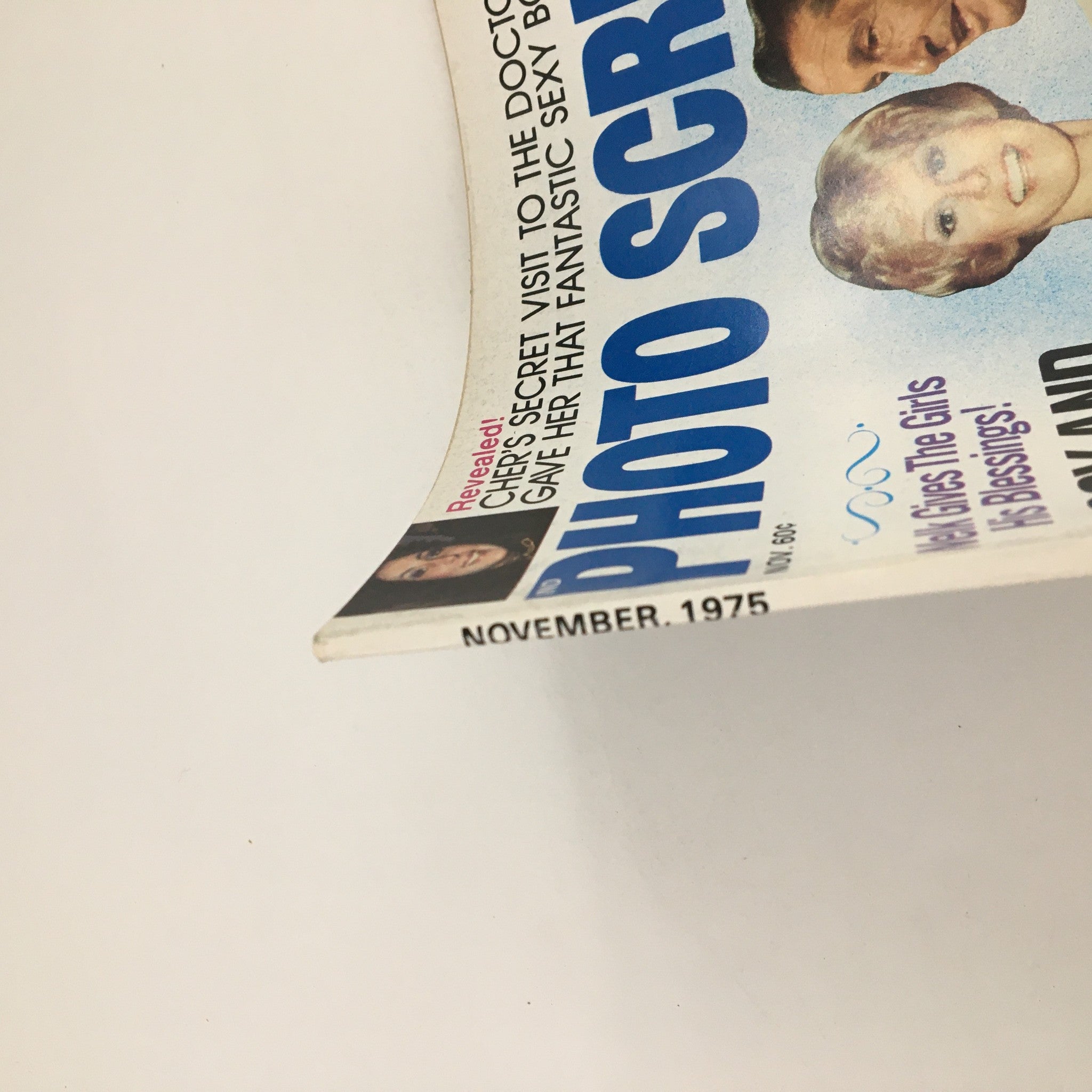 Cover of Photo Screen Magazine, November 1975, featuring Cissy and Anacani's double wedding. The cover highlights celebrity stories and vivid imagery, capturing the essence of 1970s pop culture.