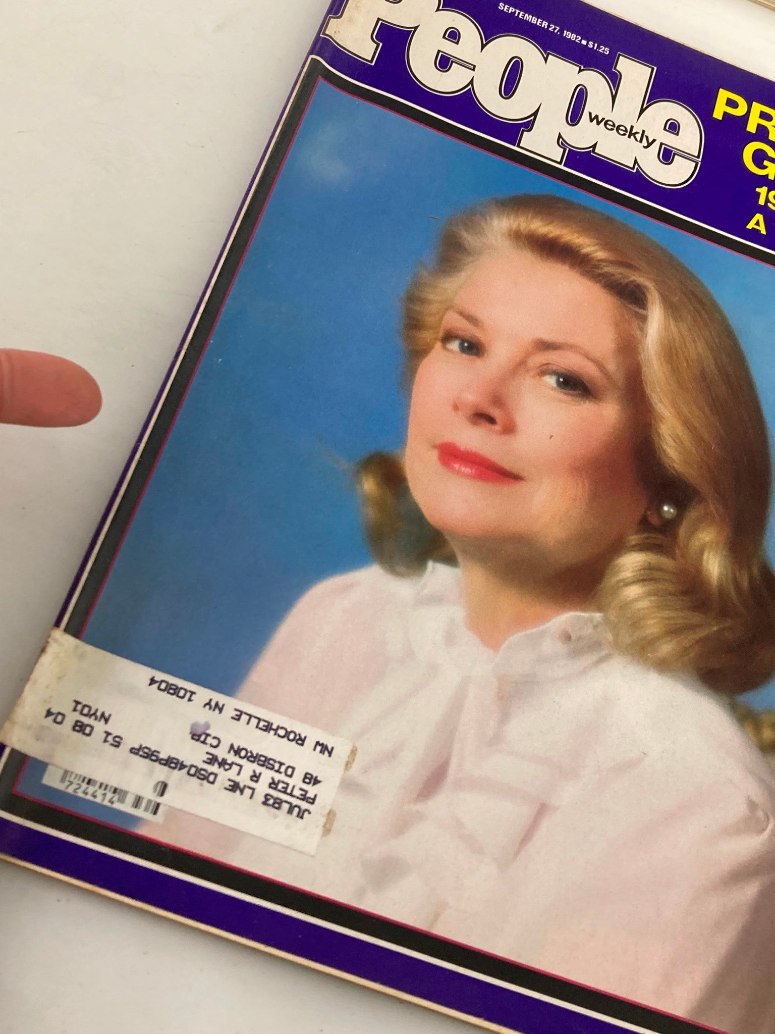 Close-up view of the cover of VTG People Weekly Magazine September 27 1982, showcasing a tribute to Princess Grace. The magazine features her elegant portrait and includes details on its collectible nature.