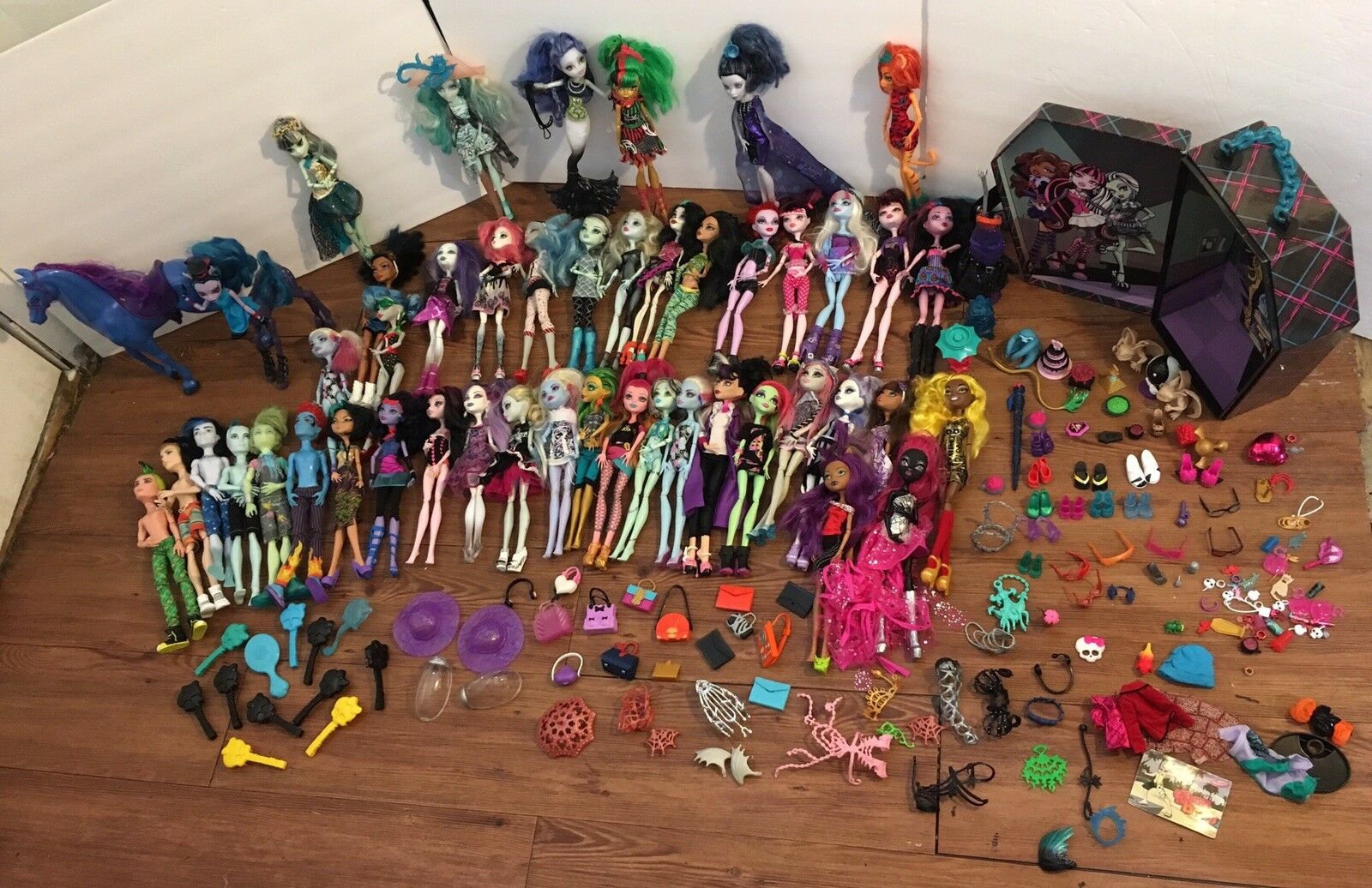 Monster High Huge Lot 46 Dolls + accessories EXTRA outfits, shoes, Horse & Case