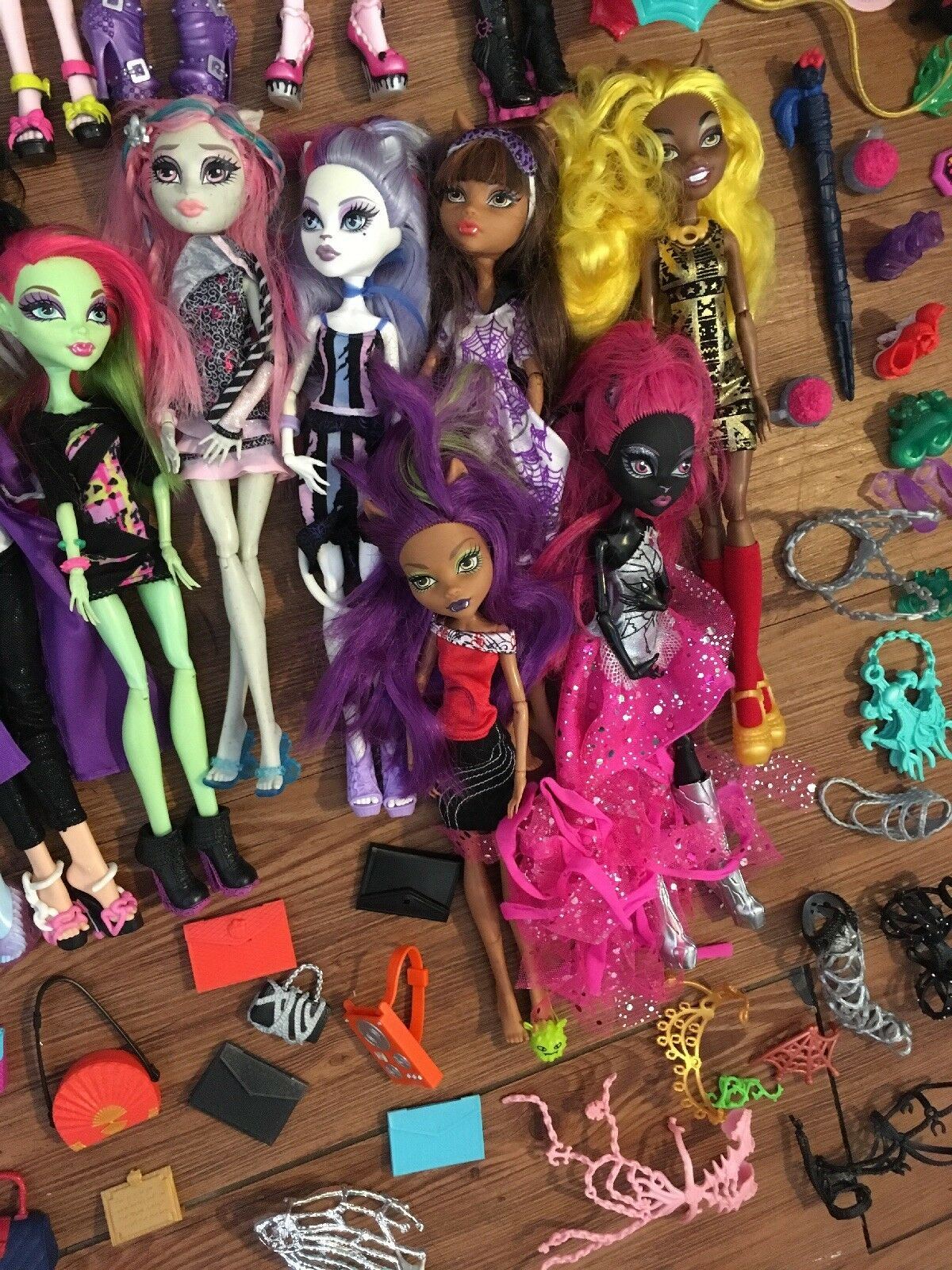 Monster High Huge Lot 46 Dolls + accessories EXTRA outfits, shoes, Horse & Case