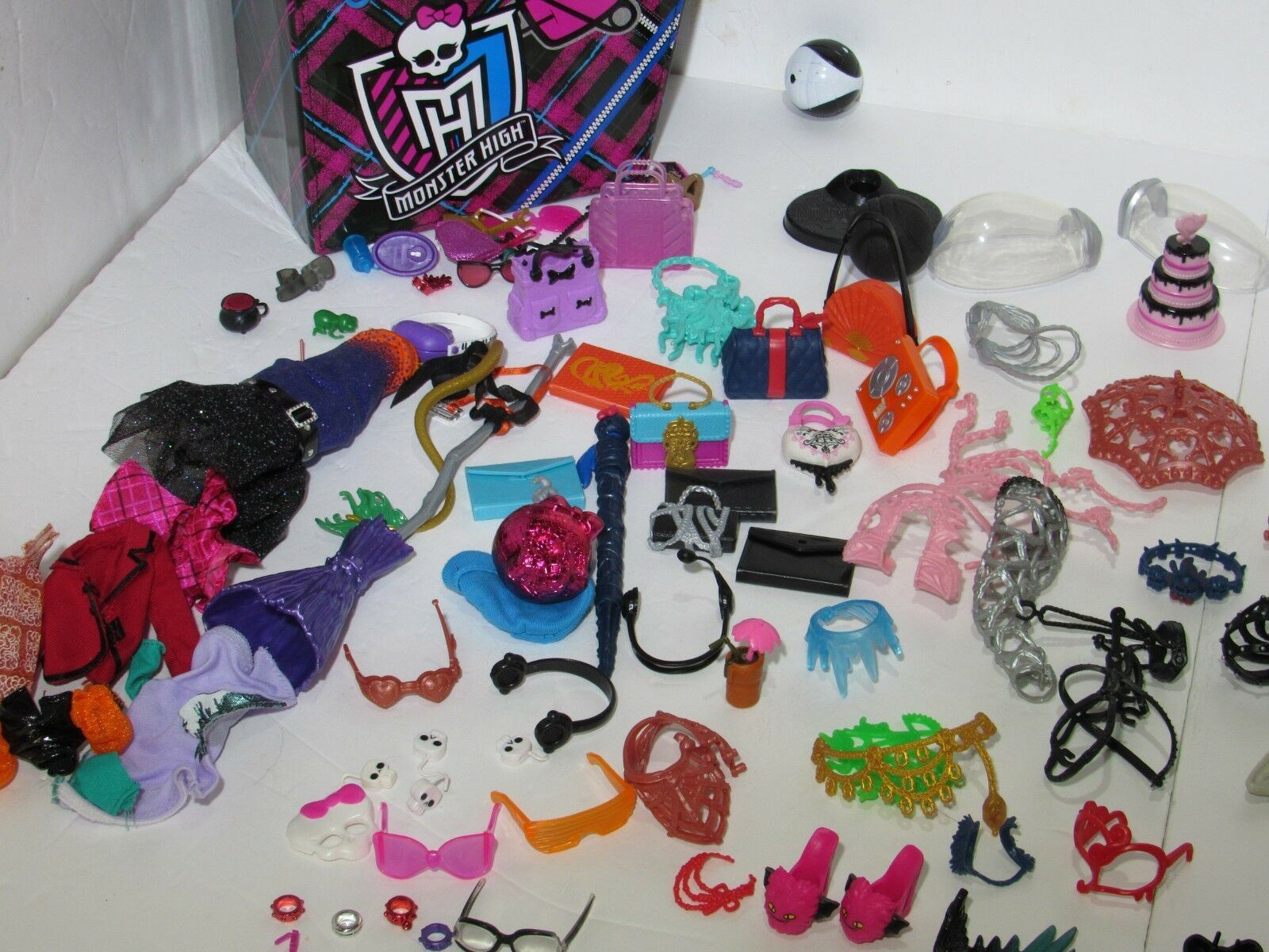 Monster High Huge Lot 46 Dolls + accessories EXTRA outfits, shoes, Horse & Case