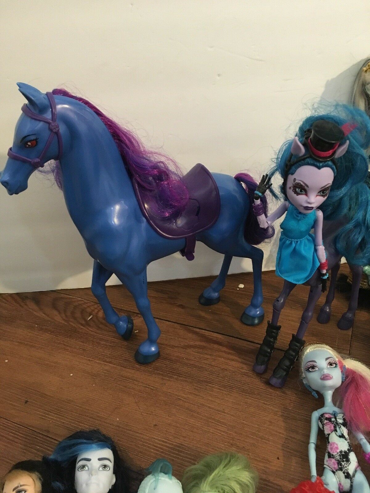 Monster High Huge Lot 46 Dolls + accessories EXTRA outfits, shoes, Horse & Case