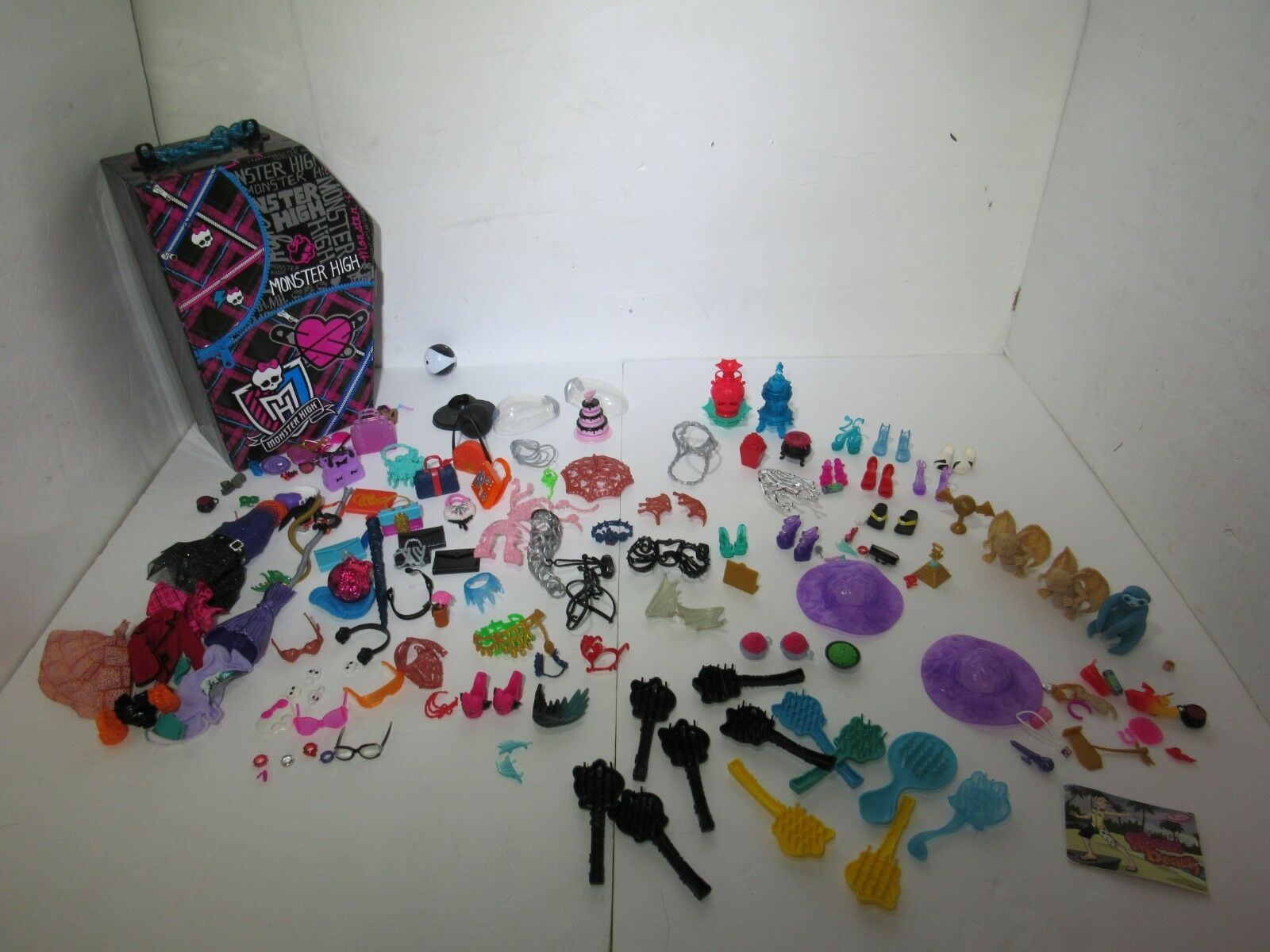 Monster High Huge Lot 46 Dolls + accessories EXTRA outfits, shoes, Horse & Case
