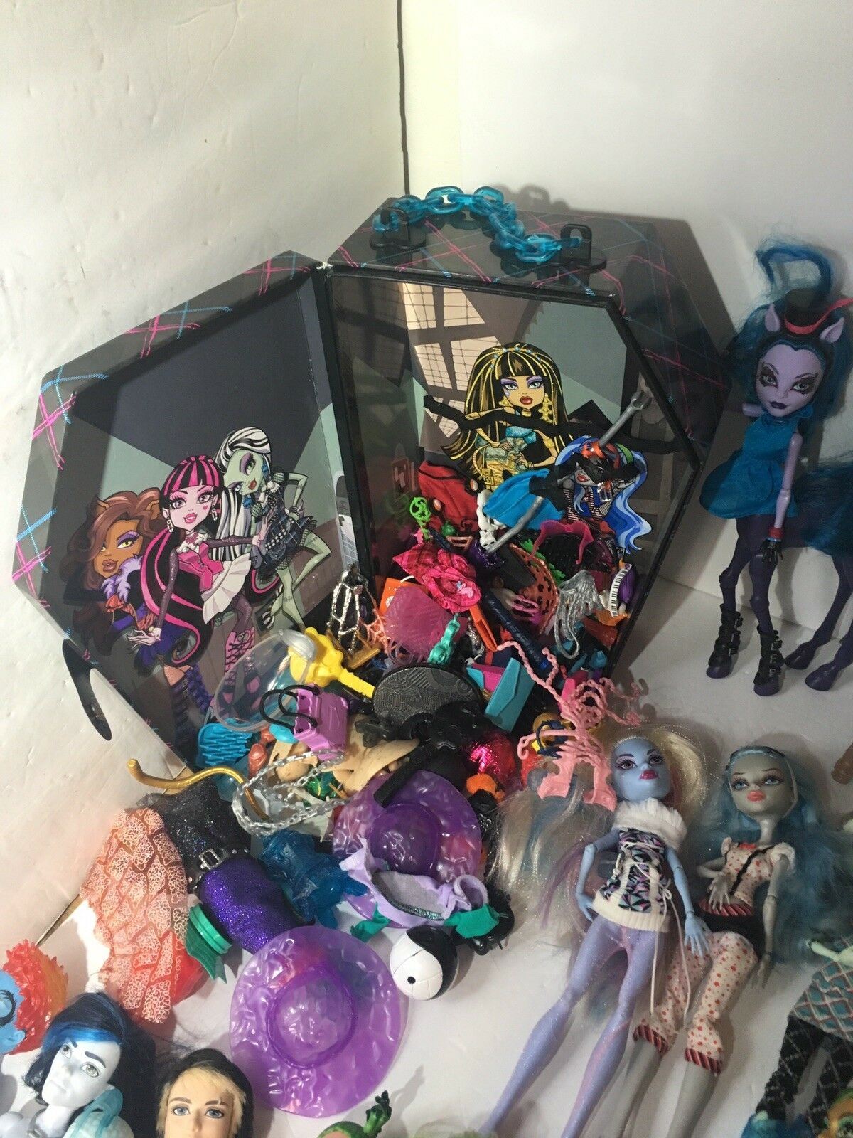 Monster High Huge Lot 46 Dolls + accessories EXTRA outfits, shoes, Horse & Case