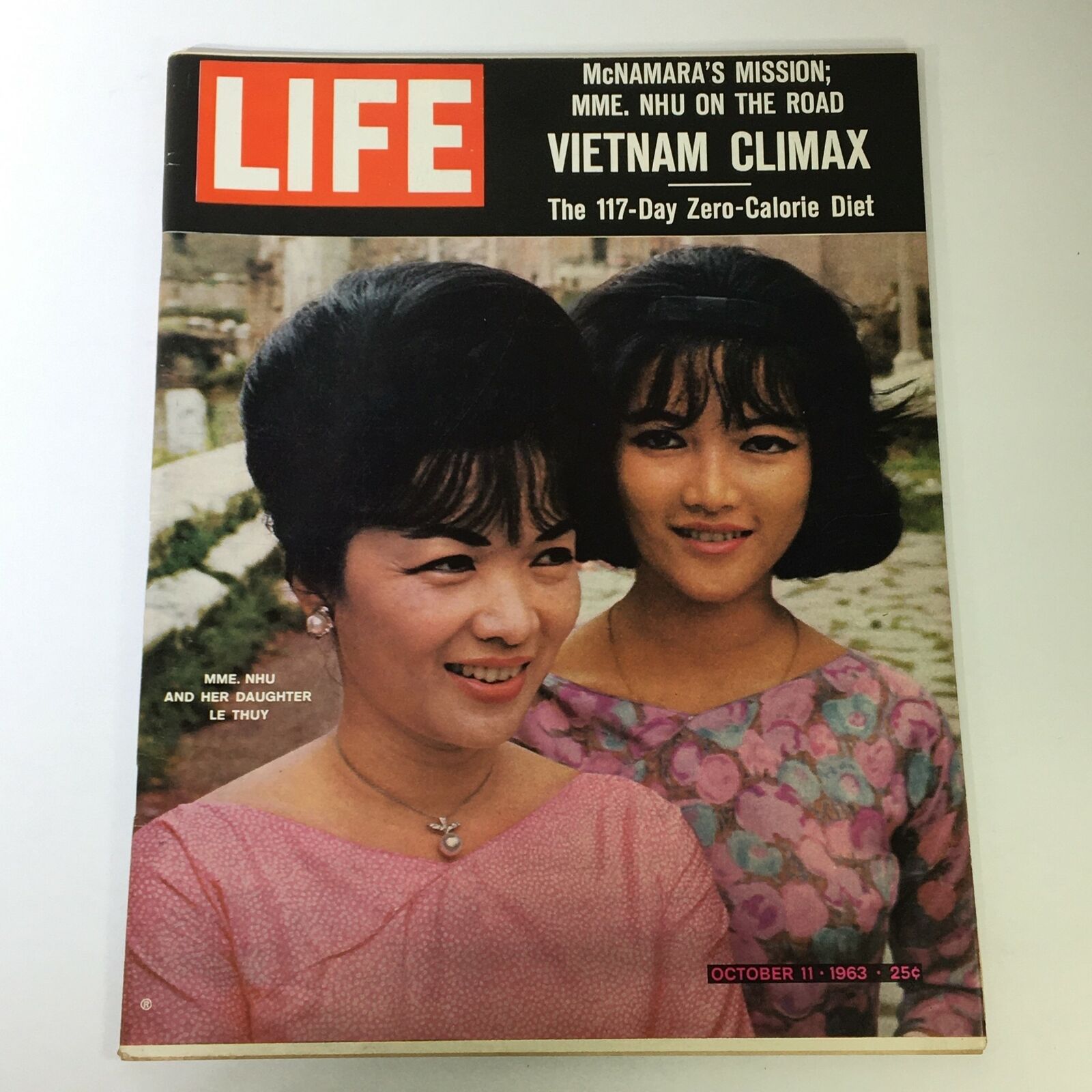 VTG Life Magazine October 11 1963 Mme Nhu & Daughter Le Thuy Cover, Newsstand