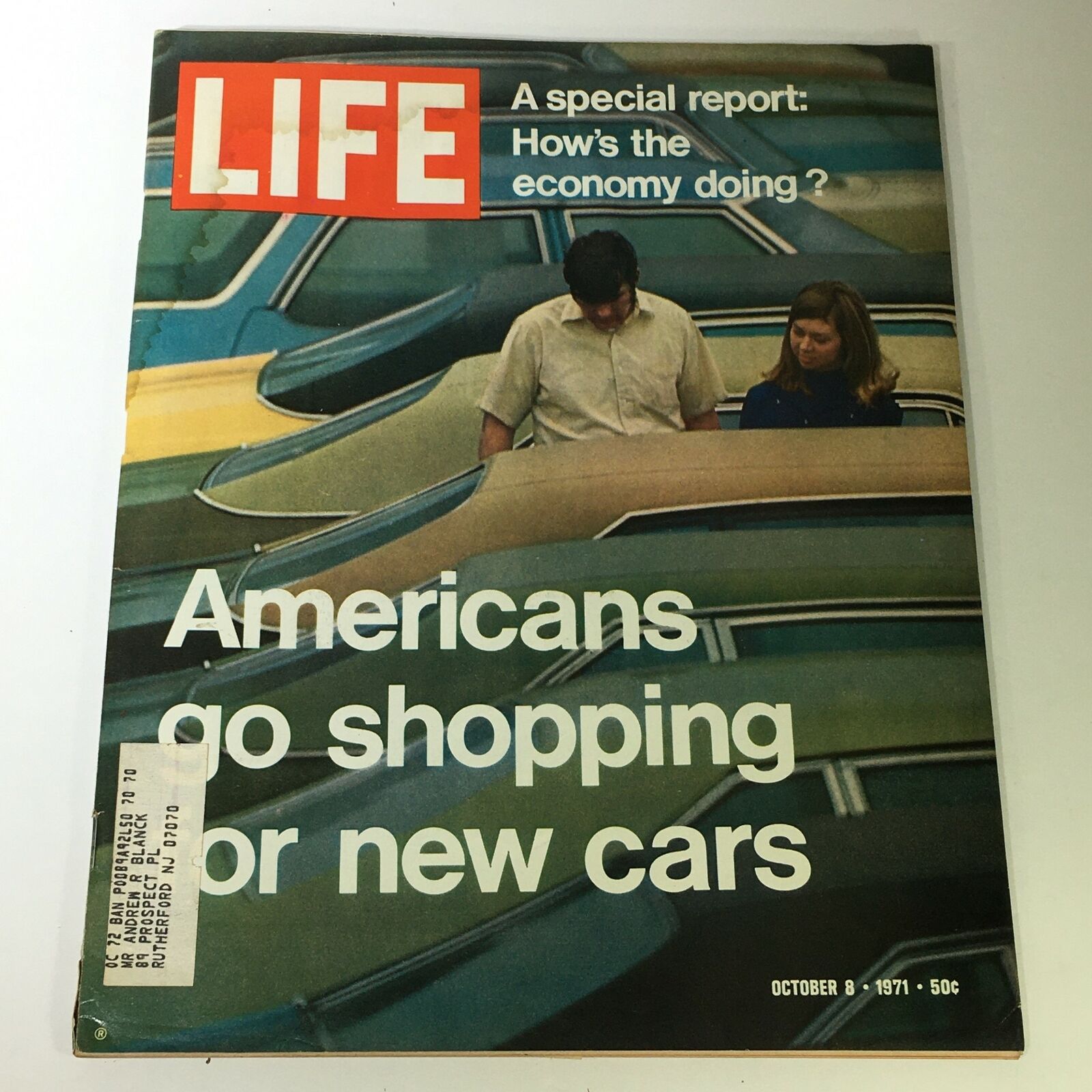 VTG Life Magazine October 8 1971 - In Photo: American's Go Shopping For New Cars