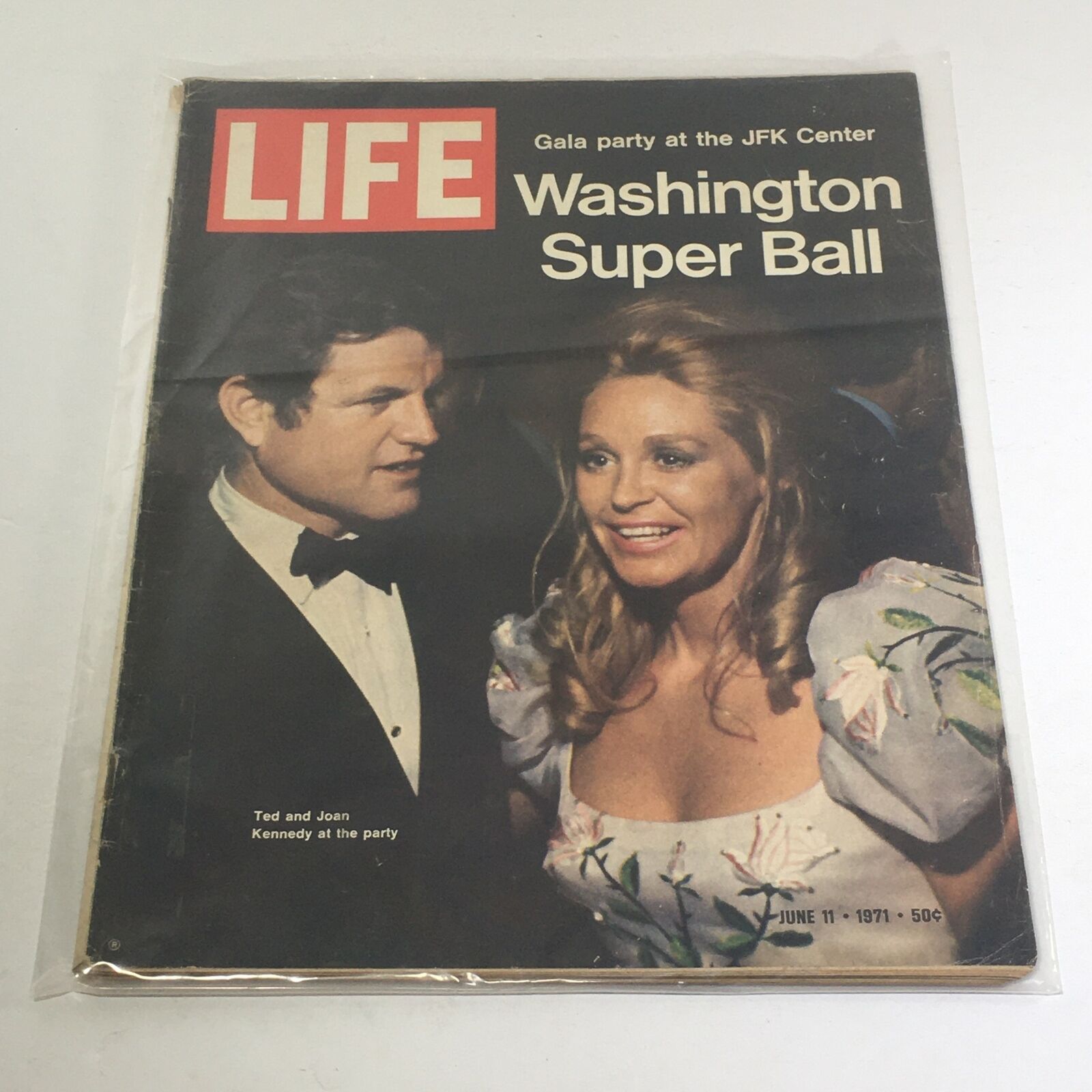 VTG Life Magazine: June 11 1971 - Ted and Joan Kennedy/Washington Super Ball