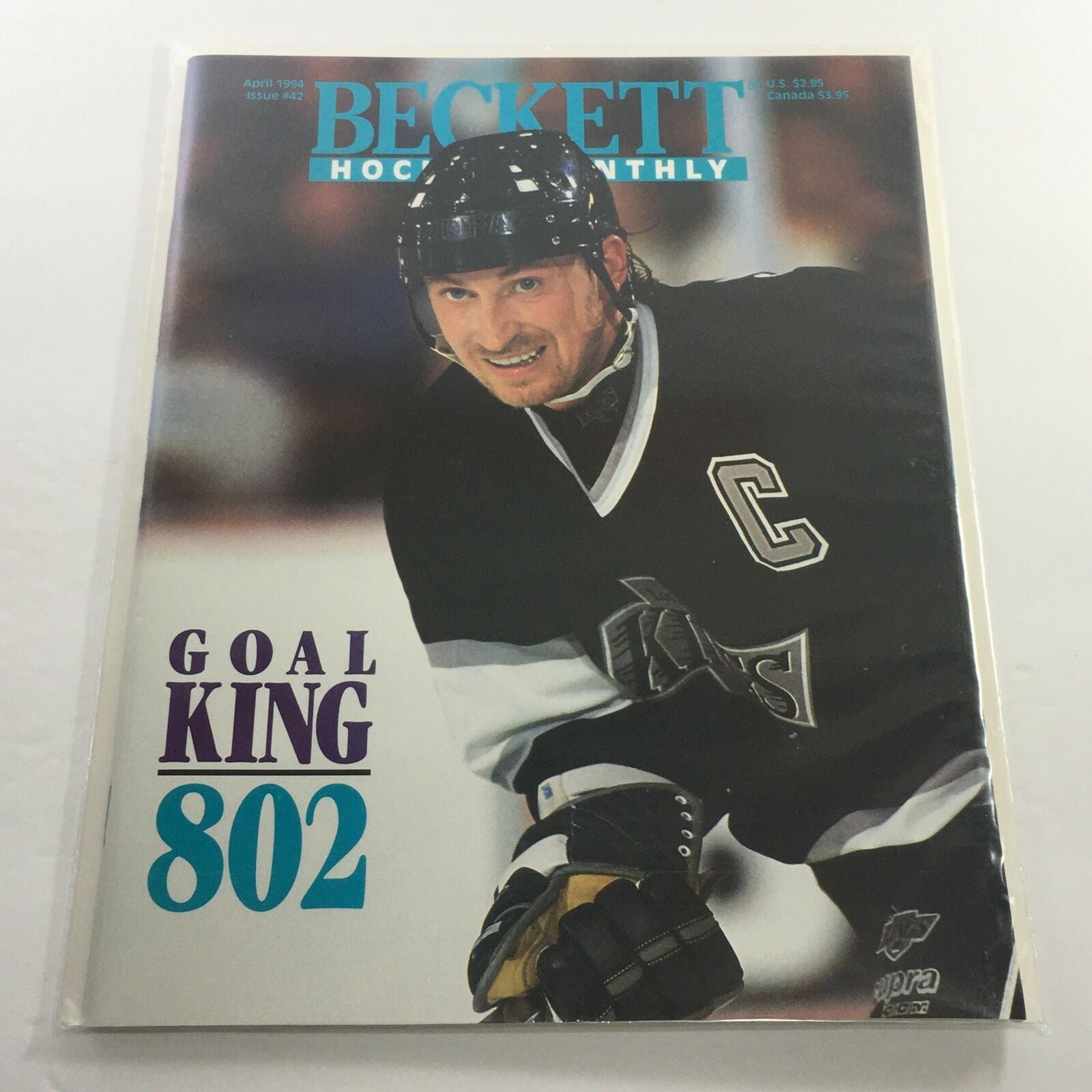 Beckett Hockey Monthly: April 1994 Issue #42 - Goal King 802