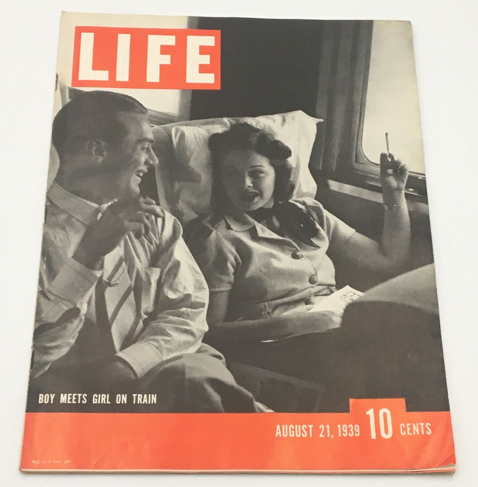 VTG Life Magazine August 21 1939 Boy Meets Girl On Train Cover, Newsstand