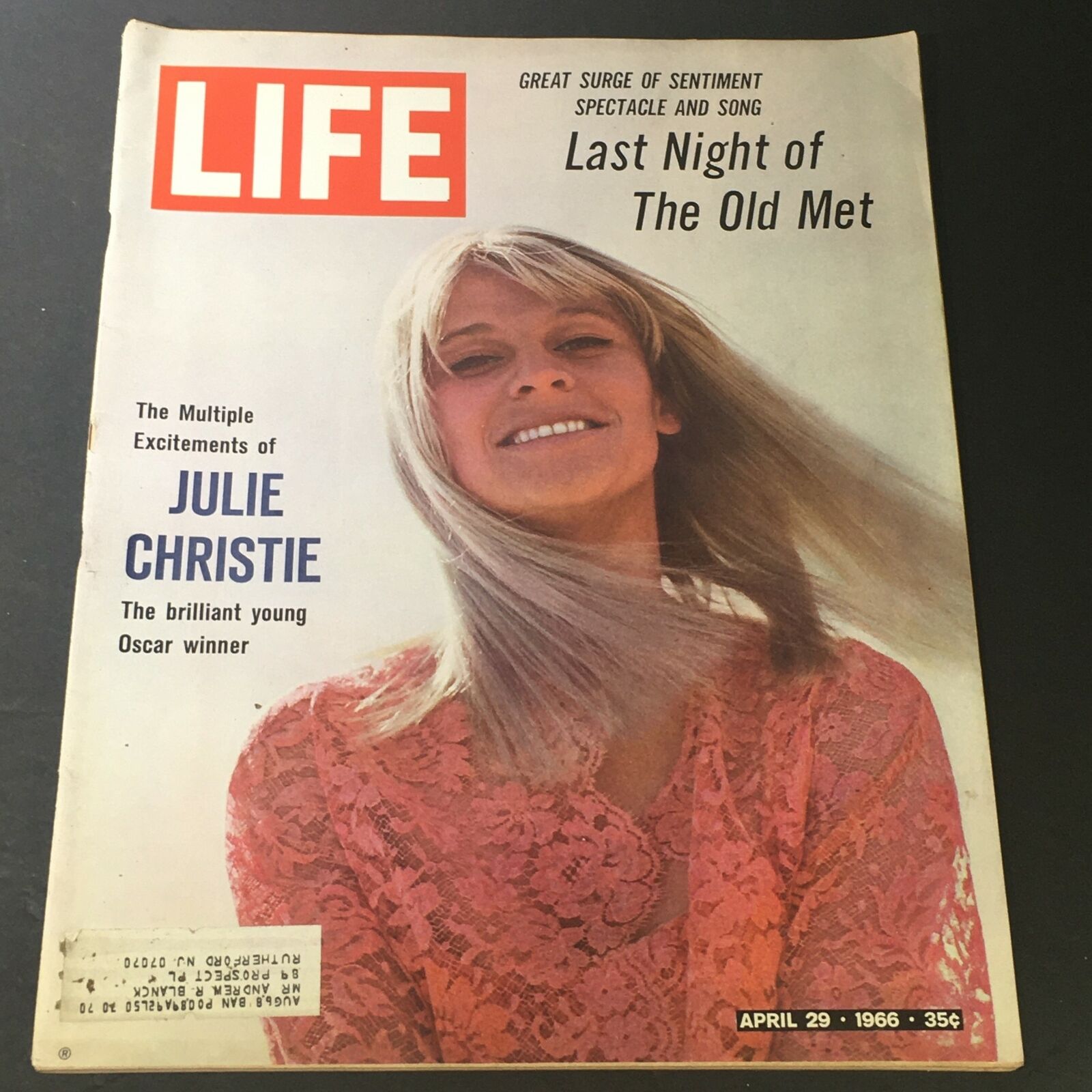 VTG Life Magazine April 29 1966 - Julie Christie, A Brilliant Young Oscar Winner