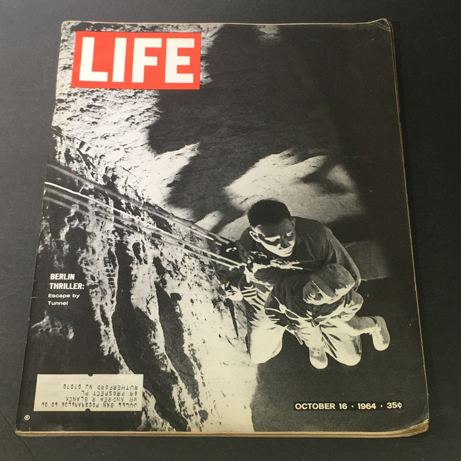 VTG Life Magazine October 16 1964 - Berlin Thriller's Escape by Tunnel