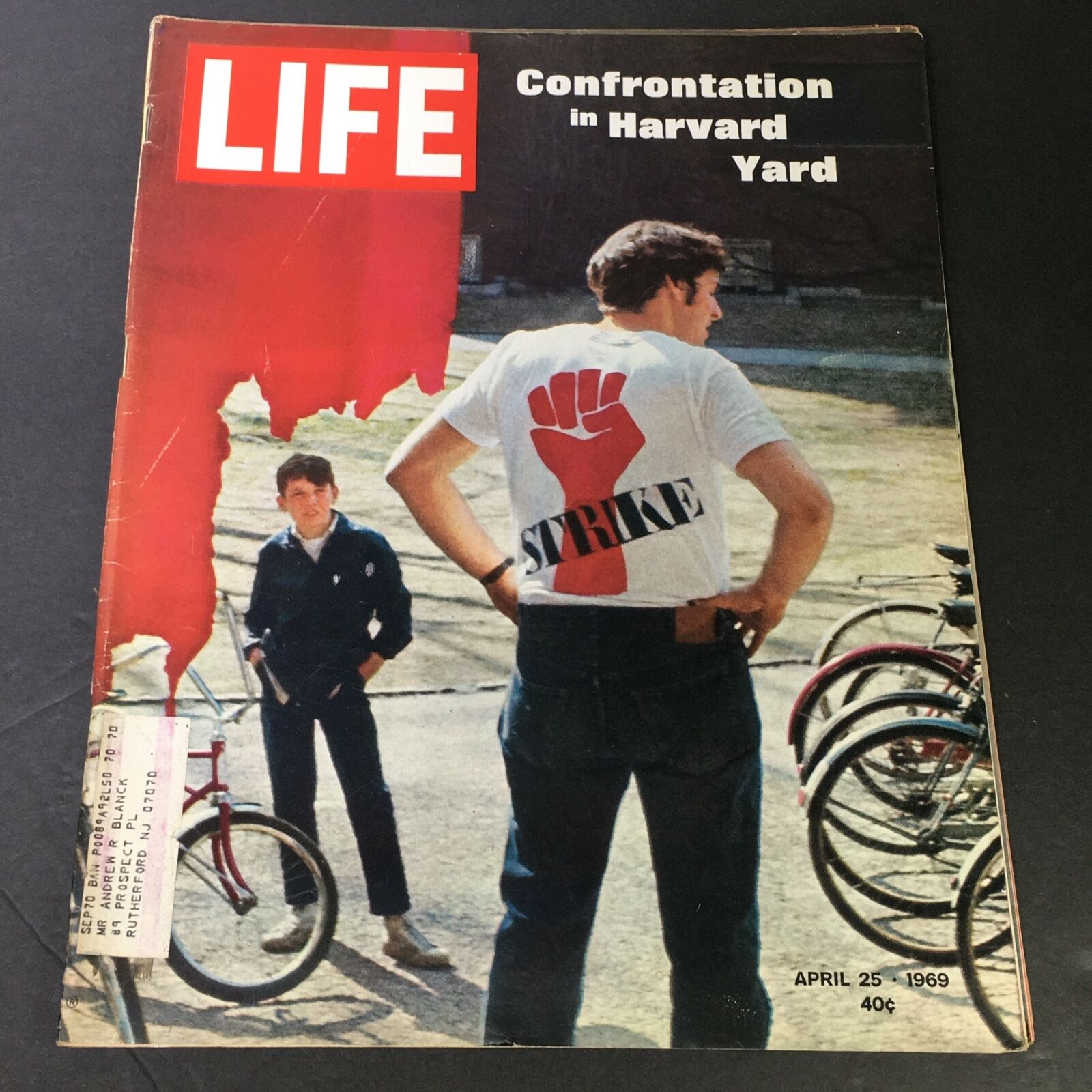 VTG Life Magazine April 25 1969 - Confrontation in Harvard Yard / Midwest Flood