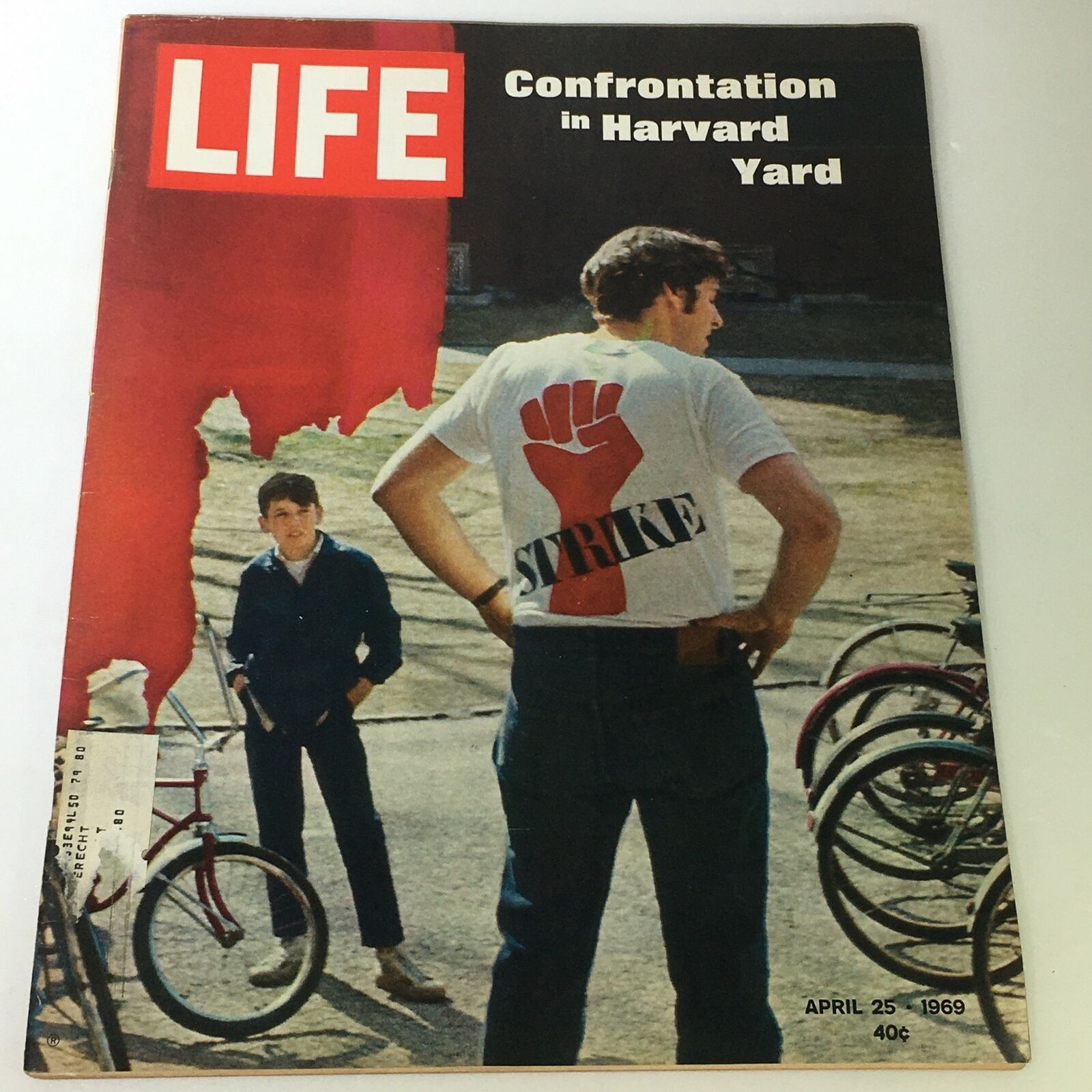 VTG Life Magazine April 25 1969 - Confrontation in Harvard Yard Midwest Floods