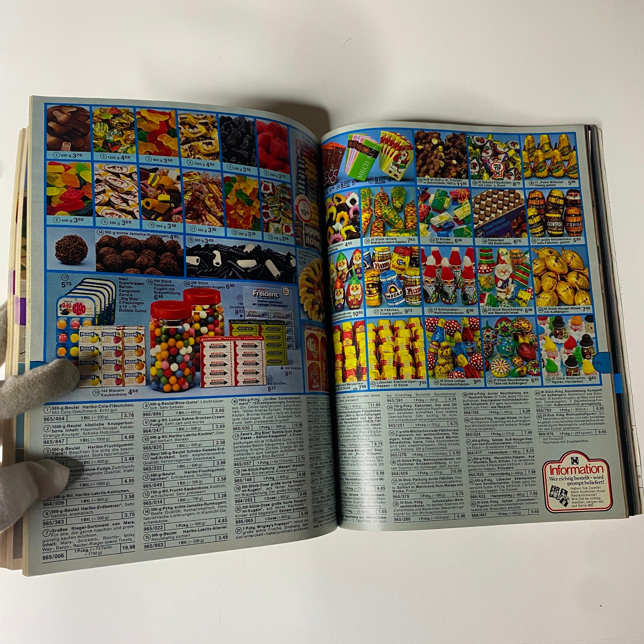 1978-1979 Neckermann Winter Catalog page displaying an array of candies and snacks, with images of assorted confectionery items and their prices.