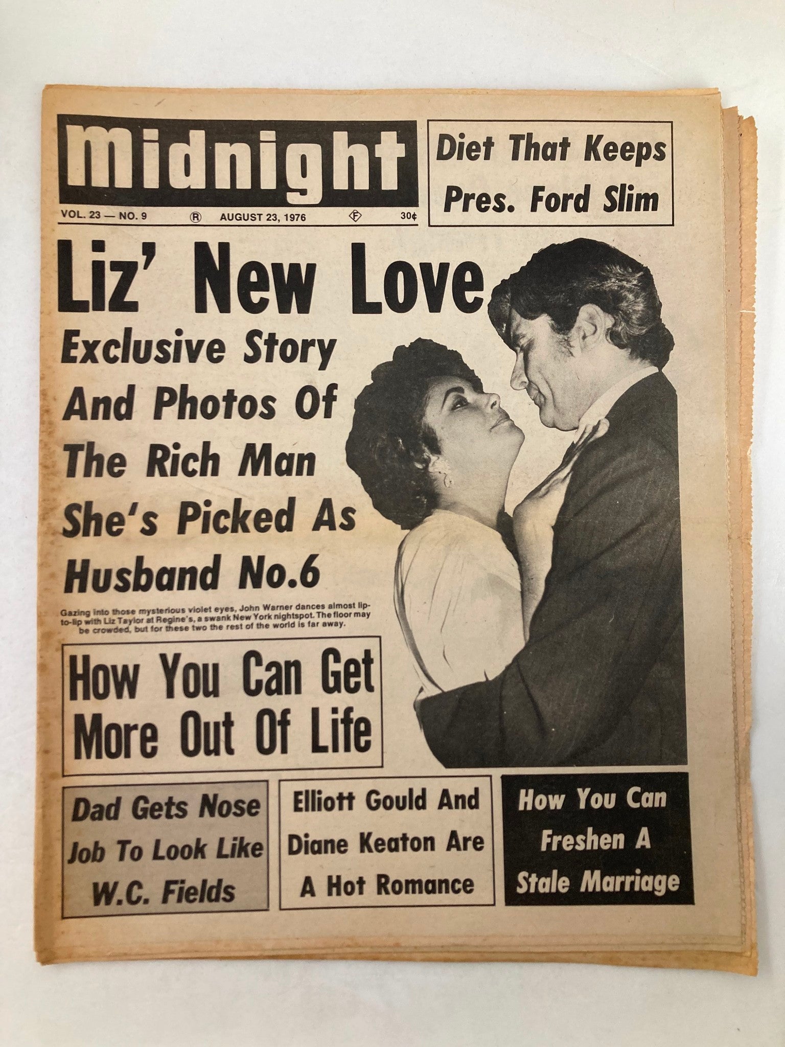 Cover of the vintage magazine 'Midnight Tabloid' from August 23, 1976, featuring an exclusive story about Elizabeth Taylor's new love, John Warner, with a romantic image of the couple and headlines announcing their relationship.