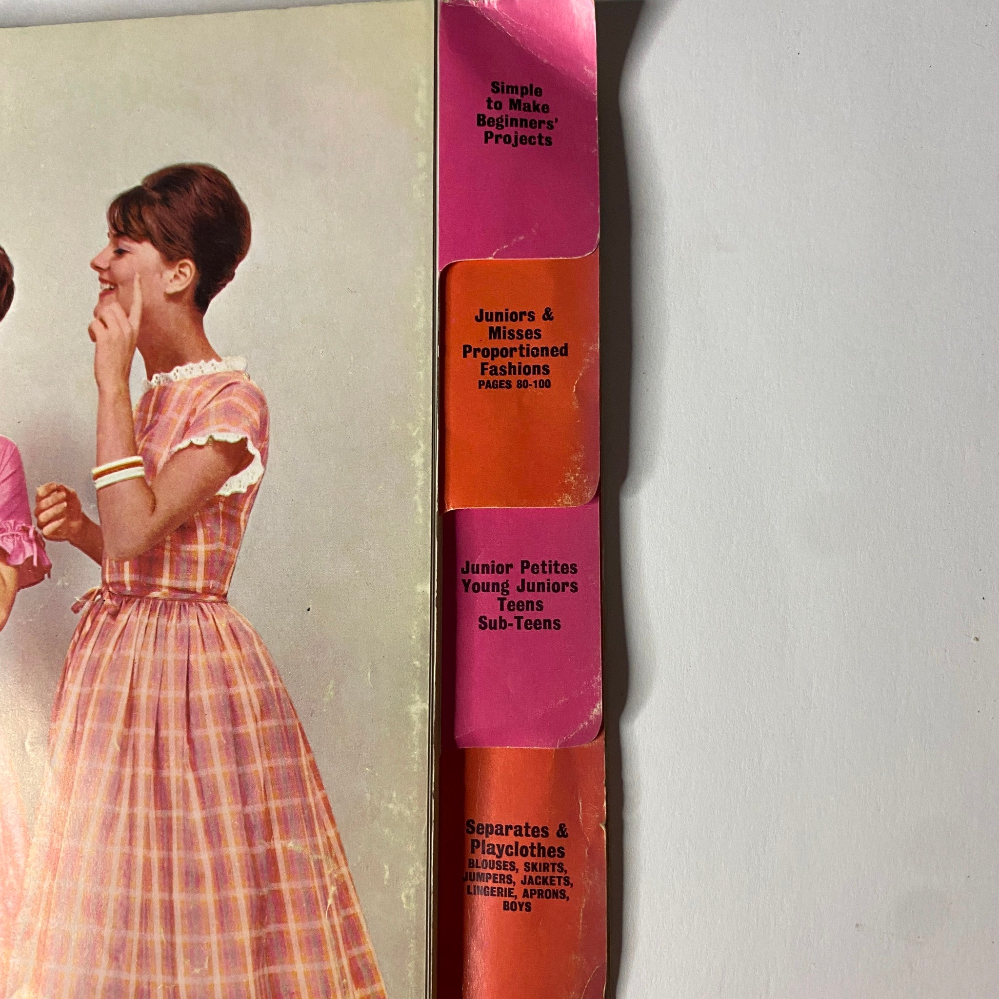 Inside view of the 1962 Simplicity Spring Summer School Catalog showcasing details for beginners and sections for juniours and misses fashions.