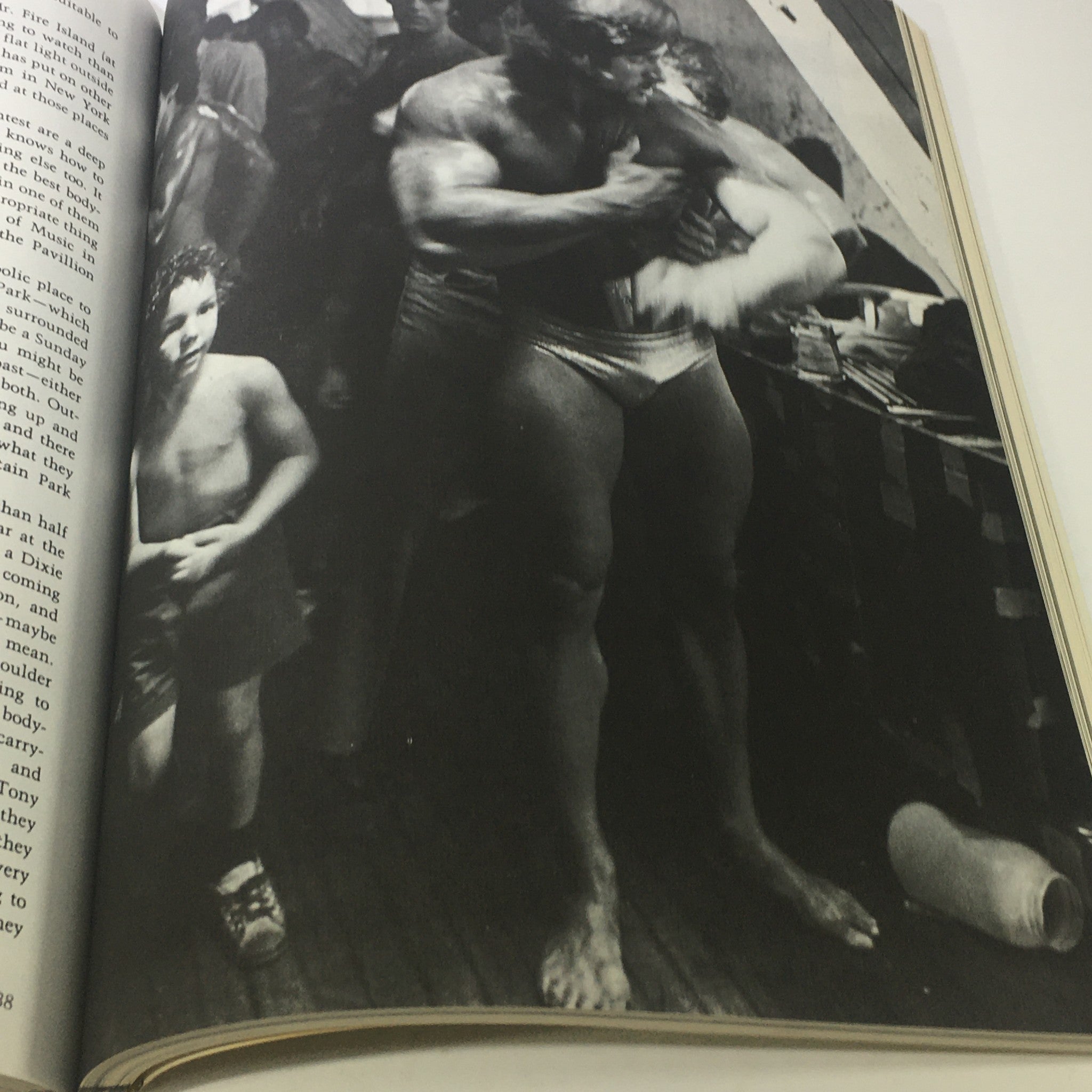 VTG Pumping Iron Magazine 1981 -The Art & Sport of Bodybuilding Simon & Schuster