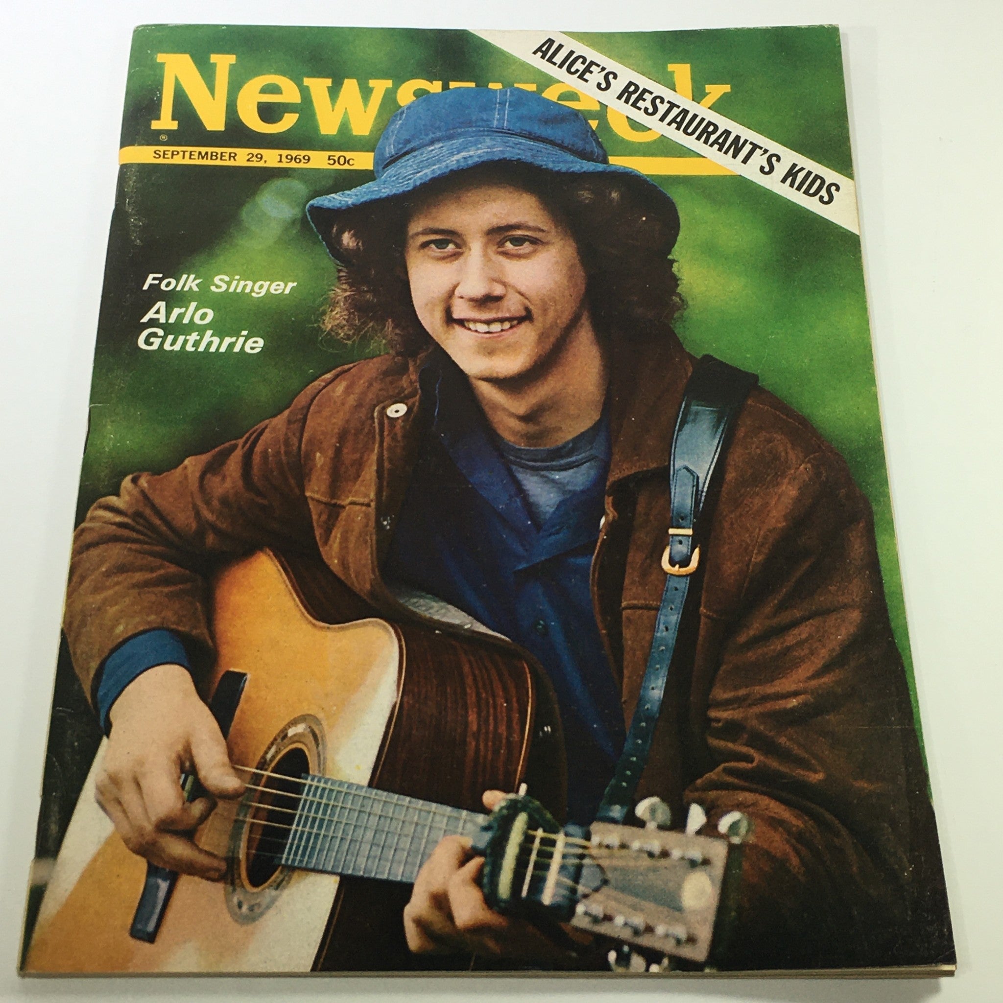 VTG Newsweek Magazine September 29 1969 - Folk Singer Arlo Guthrie / Newsstand