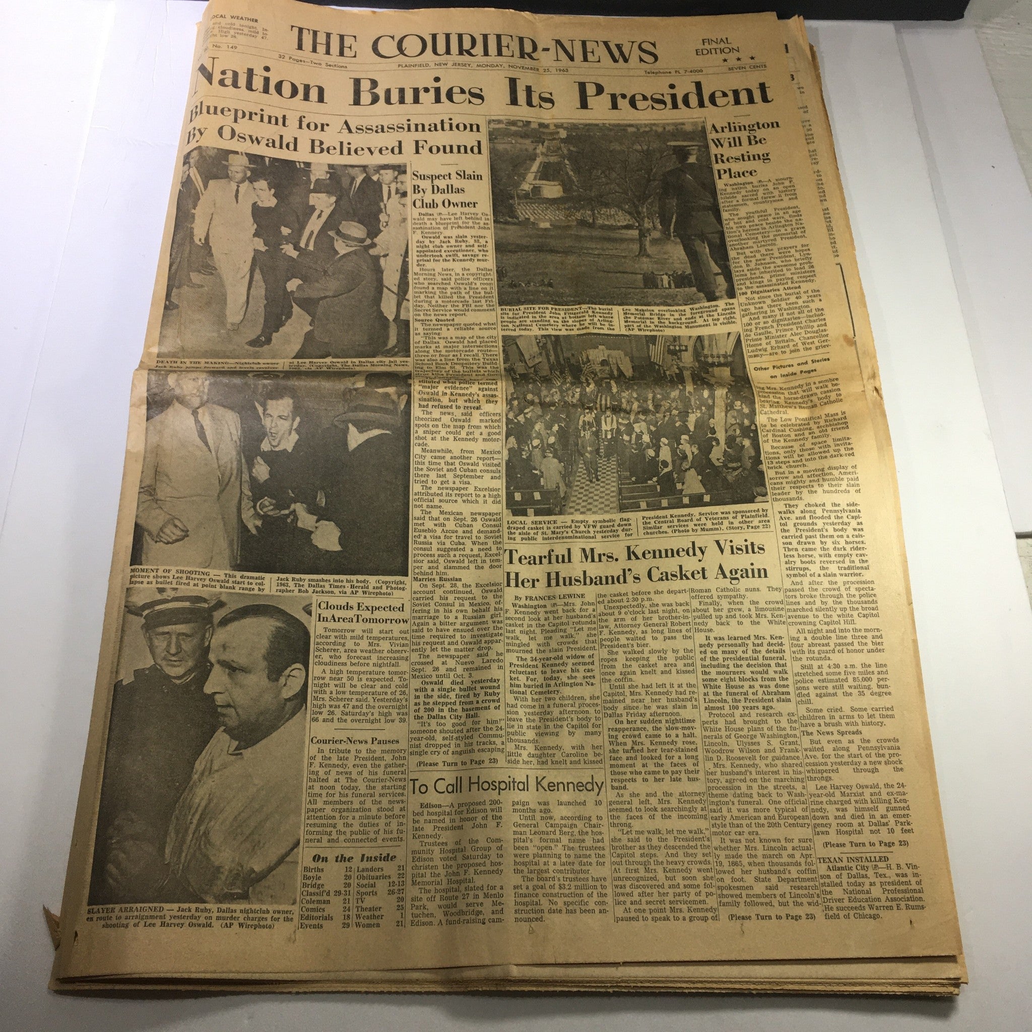 VTG The Courier News Newspaper November 25 1963 - Lee Harvey Oswald / Jack Ruby