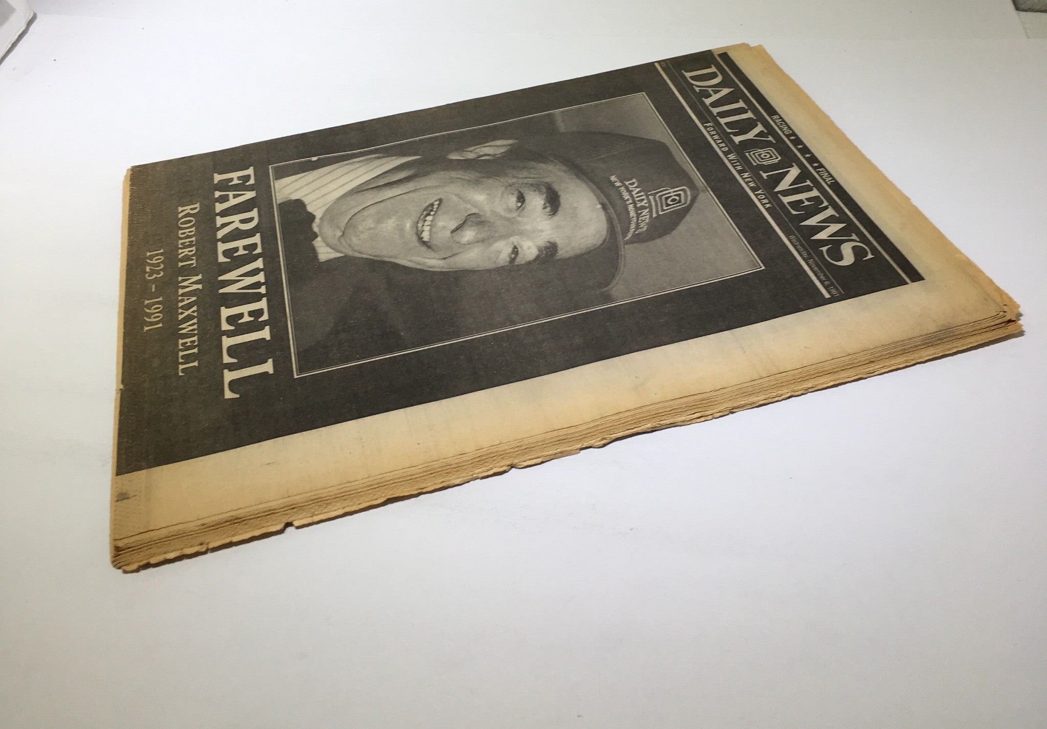 Side view of the November 6, 1991 NY Daily News showcasing the cover titled 'FAREWELL ROBERT MAXWELL 1923-1991,' highlighting the significance of the publication.