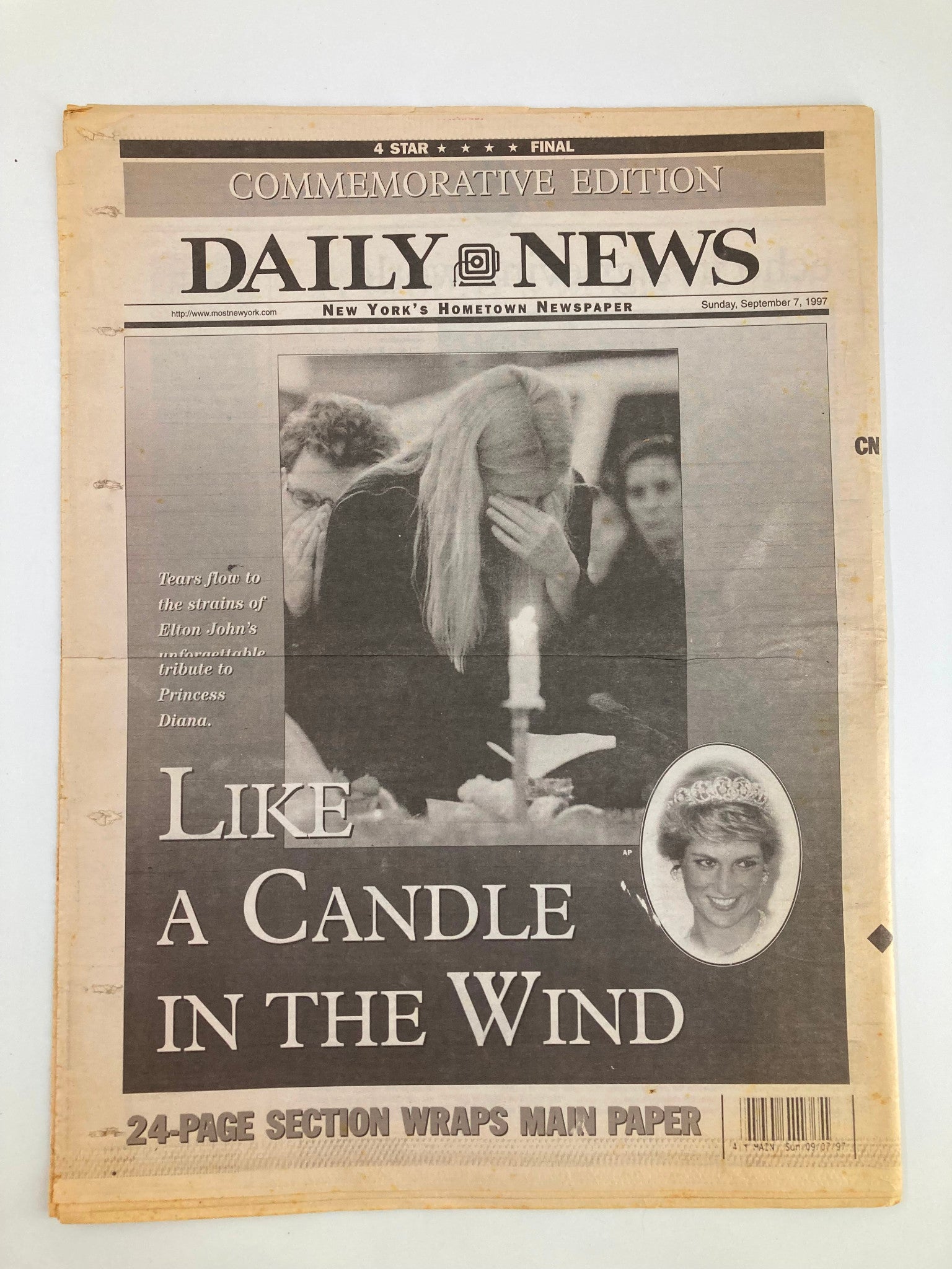 VTG Daily News Newspaper September 7 1997 Farewell Princess Diana cover showing emotional mourners during a tribute to Princess Diana, highlighting the impact of her loss.