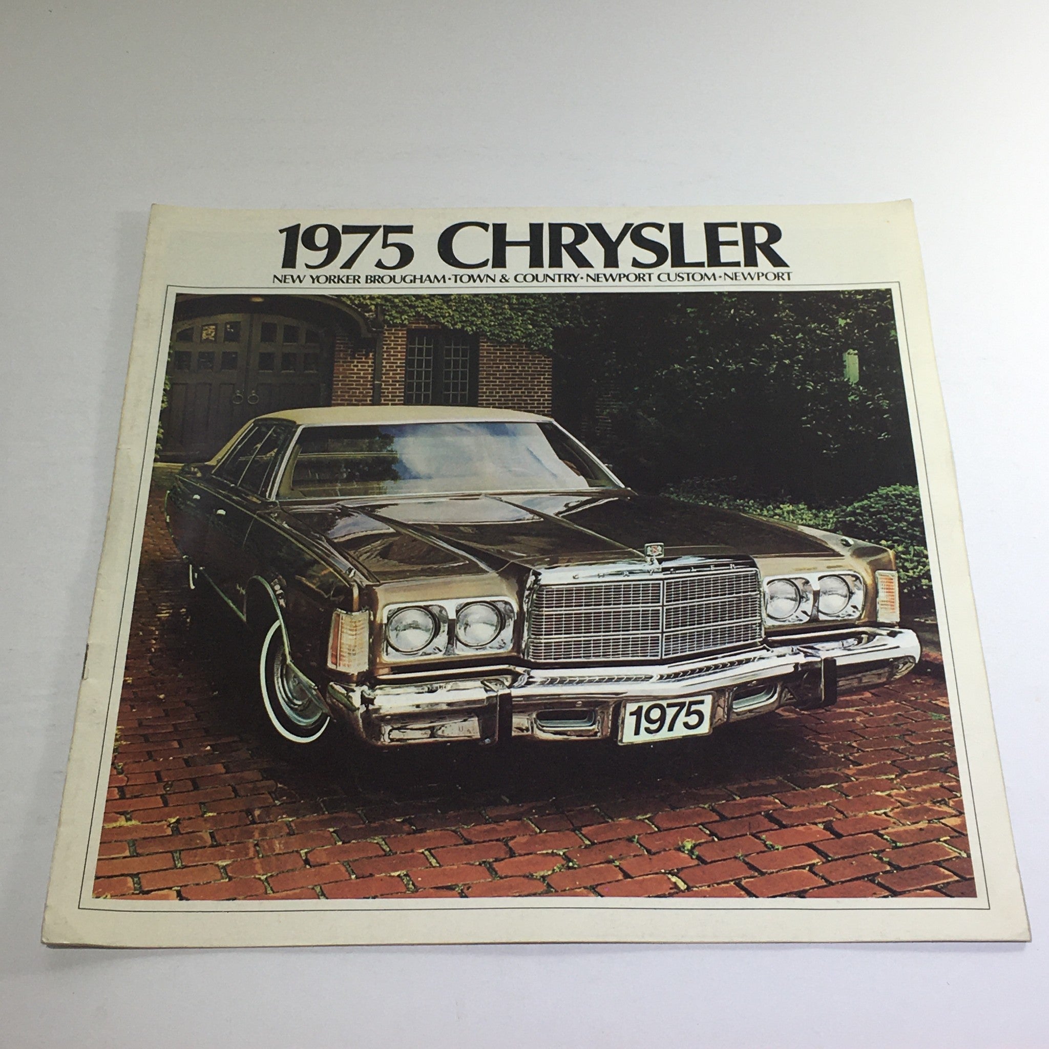 1975 Chrysler Town & Country Custom Wagon Dealership Car Auto Brochure Catalog