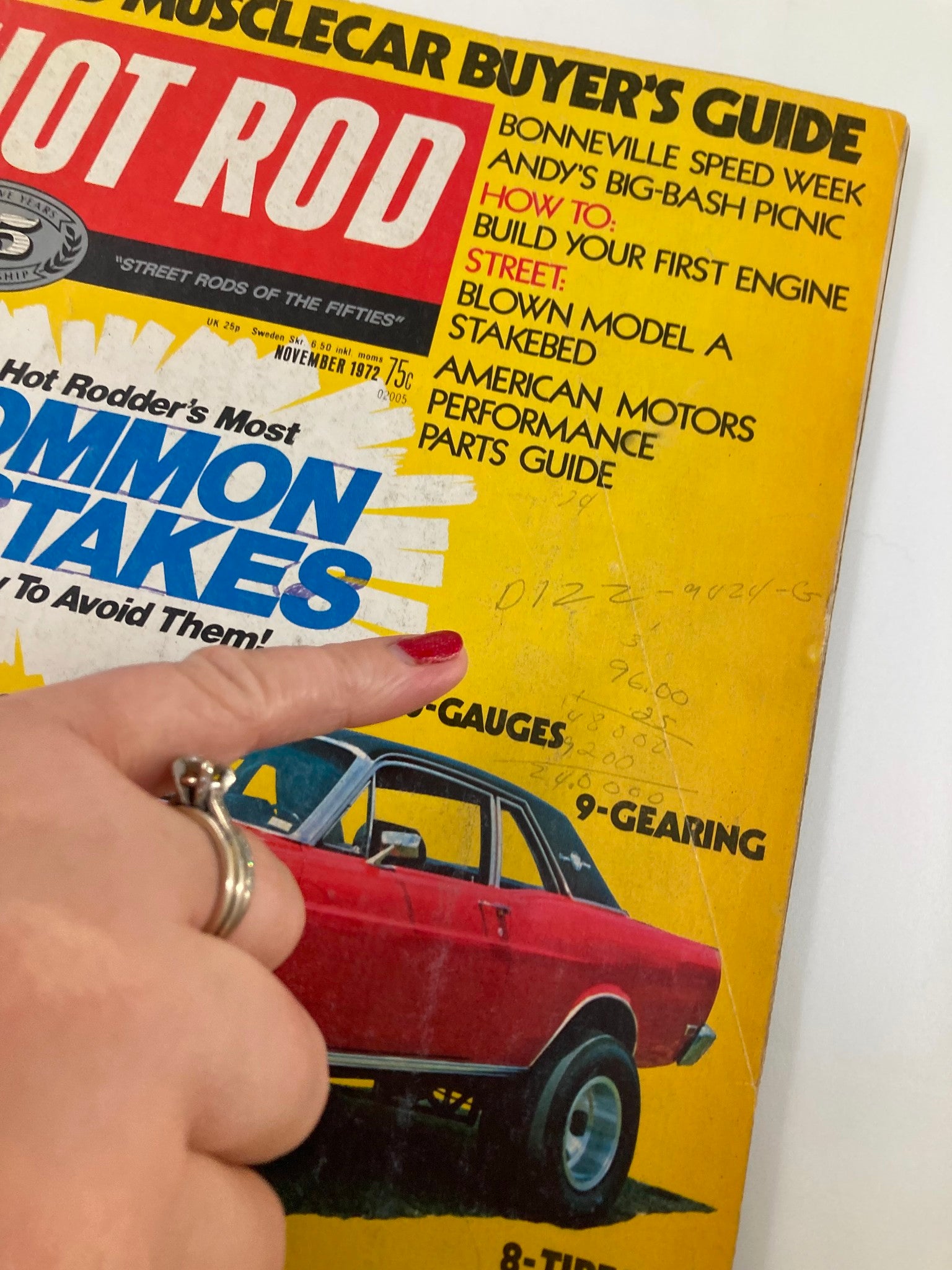 Close-up of VTG Hot Rod Magazine November 1972 Vol 25 #11 cover highlighting the text on common mistakes for hot rodders and features related to building a first engine.