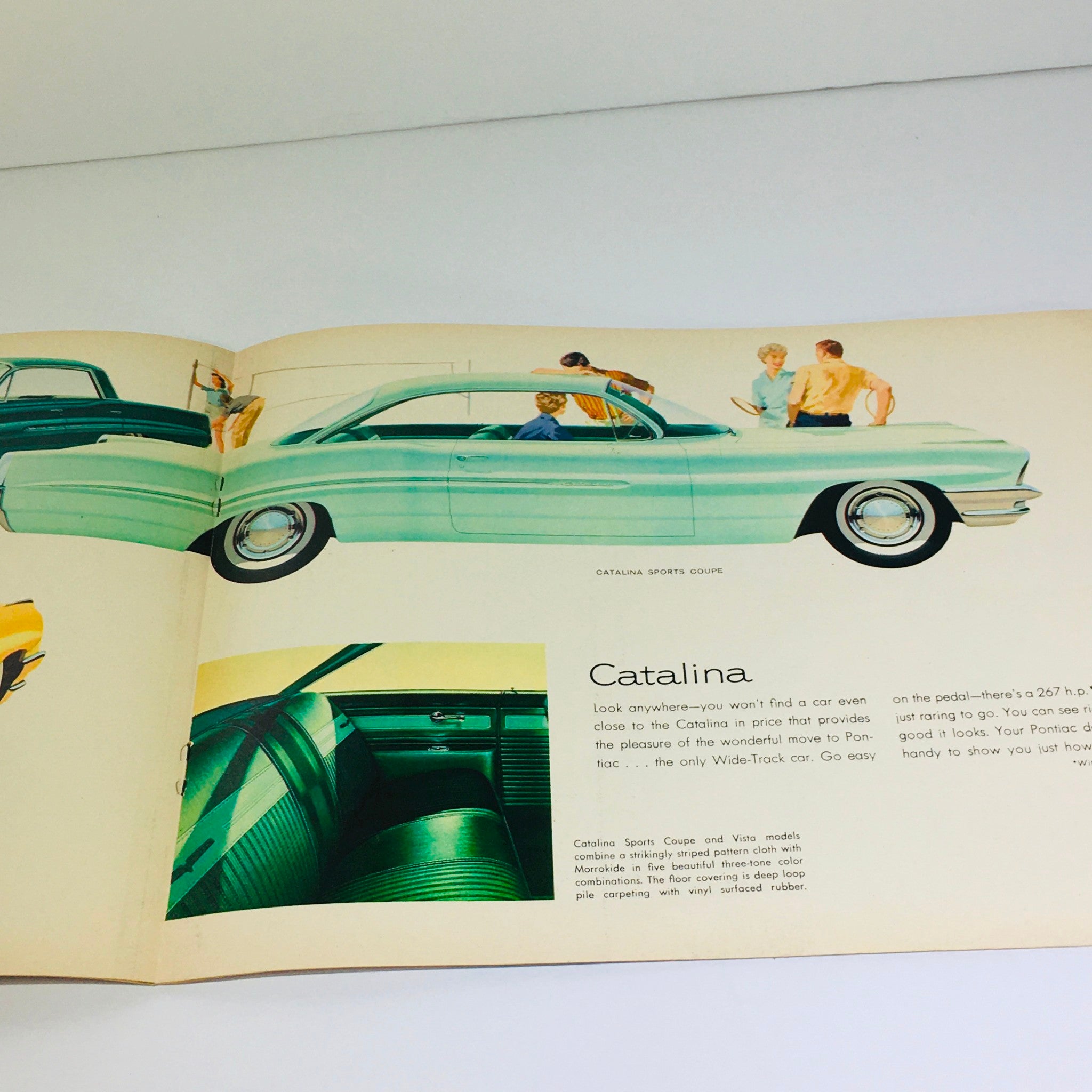 Vtg 1961 Pontiac Catalina Sports Coupe V-8 Engine lg 28 pg auto Car Brochure