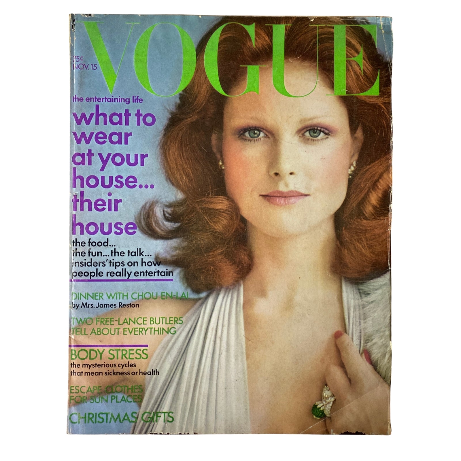 Cover of Vogue Magazine November 15, 1971 featuring Patricia Dow in an elegant ivory crêpe gown, showcasing late 1971 fashion trends.