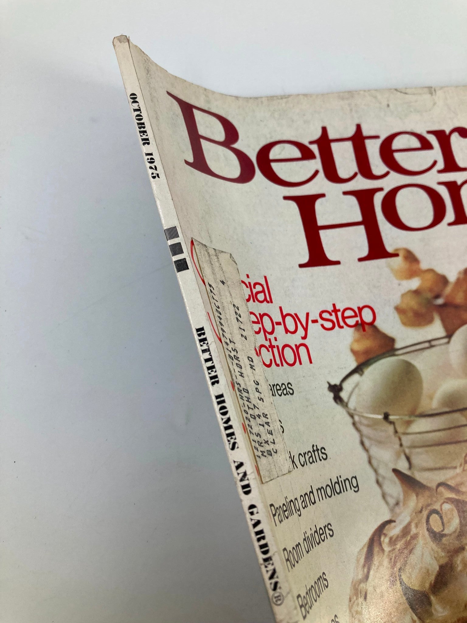 Spine view of VTG Better Homes and Gardens Magazine October 1975 showing the publication date and characteristic red title.