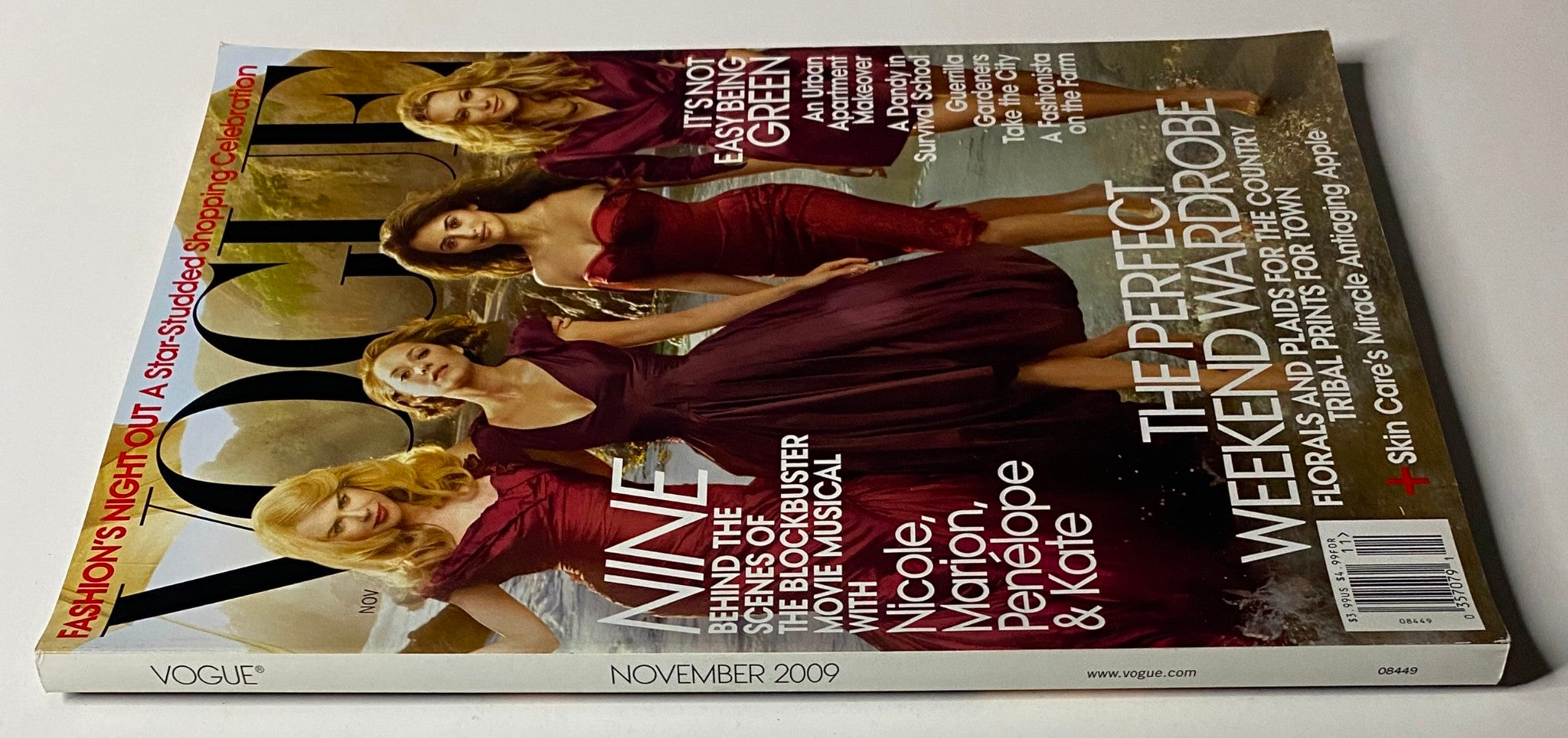 Back view of Vogue Magazine November 2009 showcasing Nicole Kidman, Marion Cotillard, and Penélope Cruz. The magazine includes features on fashion and beauty.