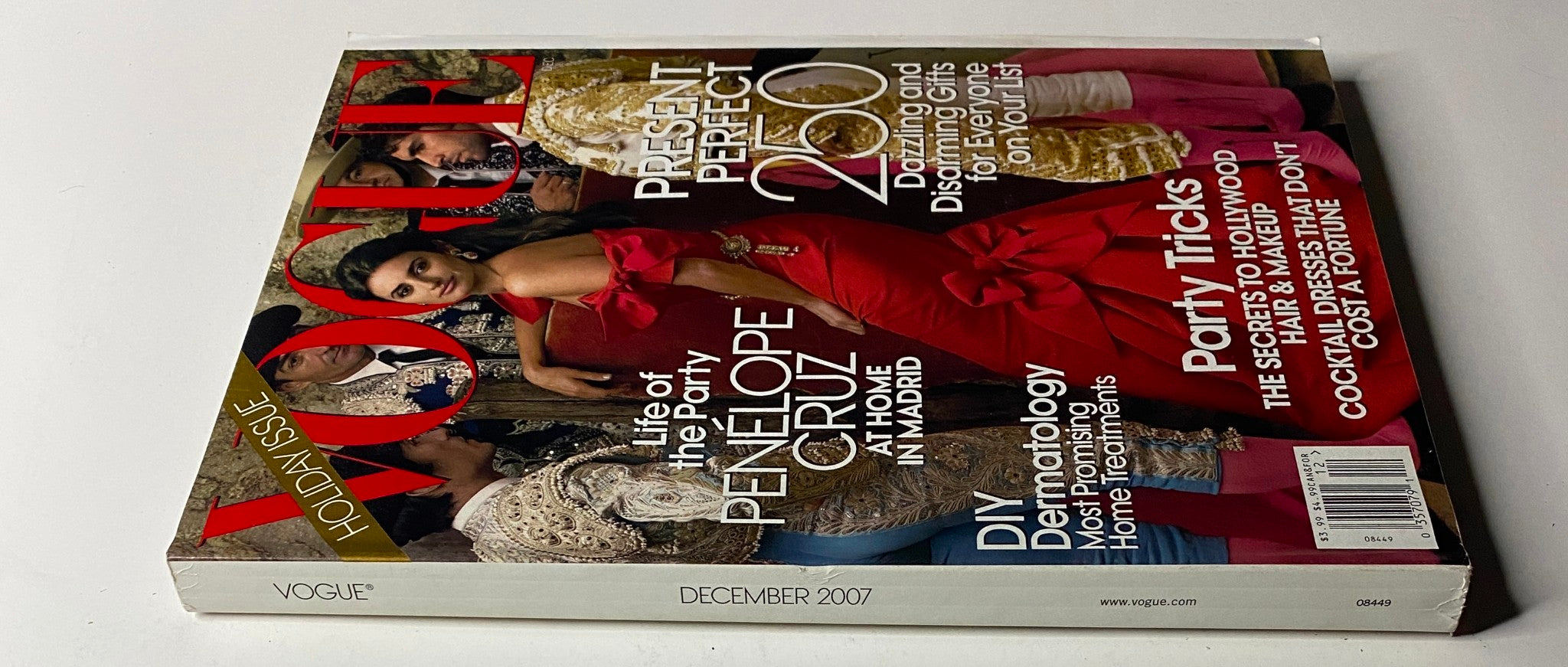 Back cover view of Vogue Magazine December 2007, showcasing Penélope Cruz in a glamorous red dress. The magazine emphasizes holiday gift guides and style tips, perfect for collectors and fashion enthusiasts.