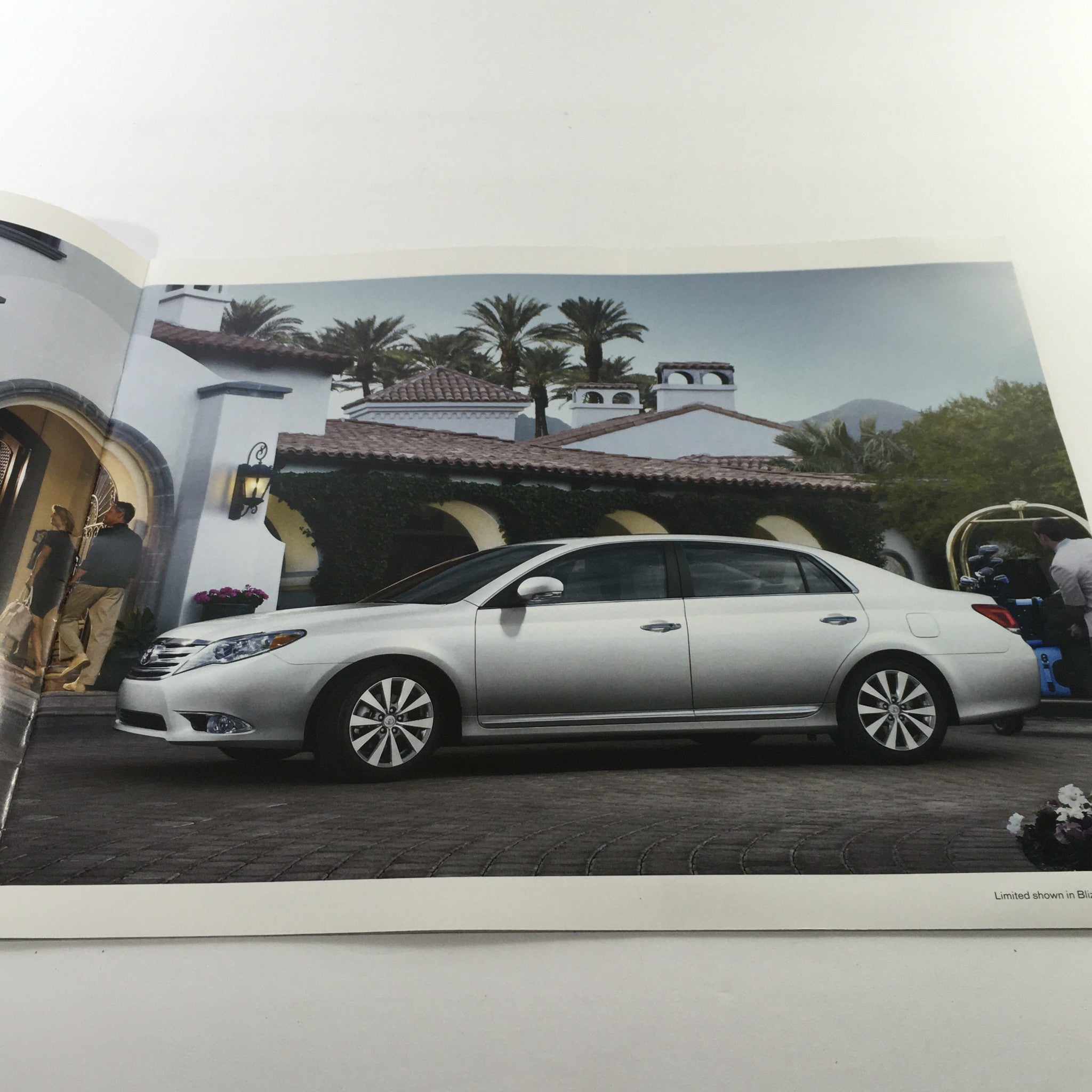 2011 Toyota Avalon Sedan Dealership Car Auto Brochure Catalog