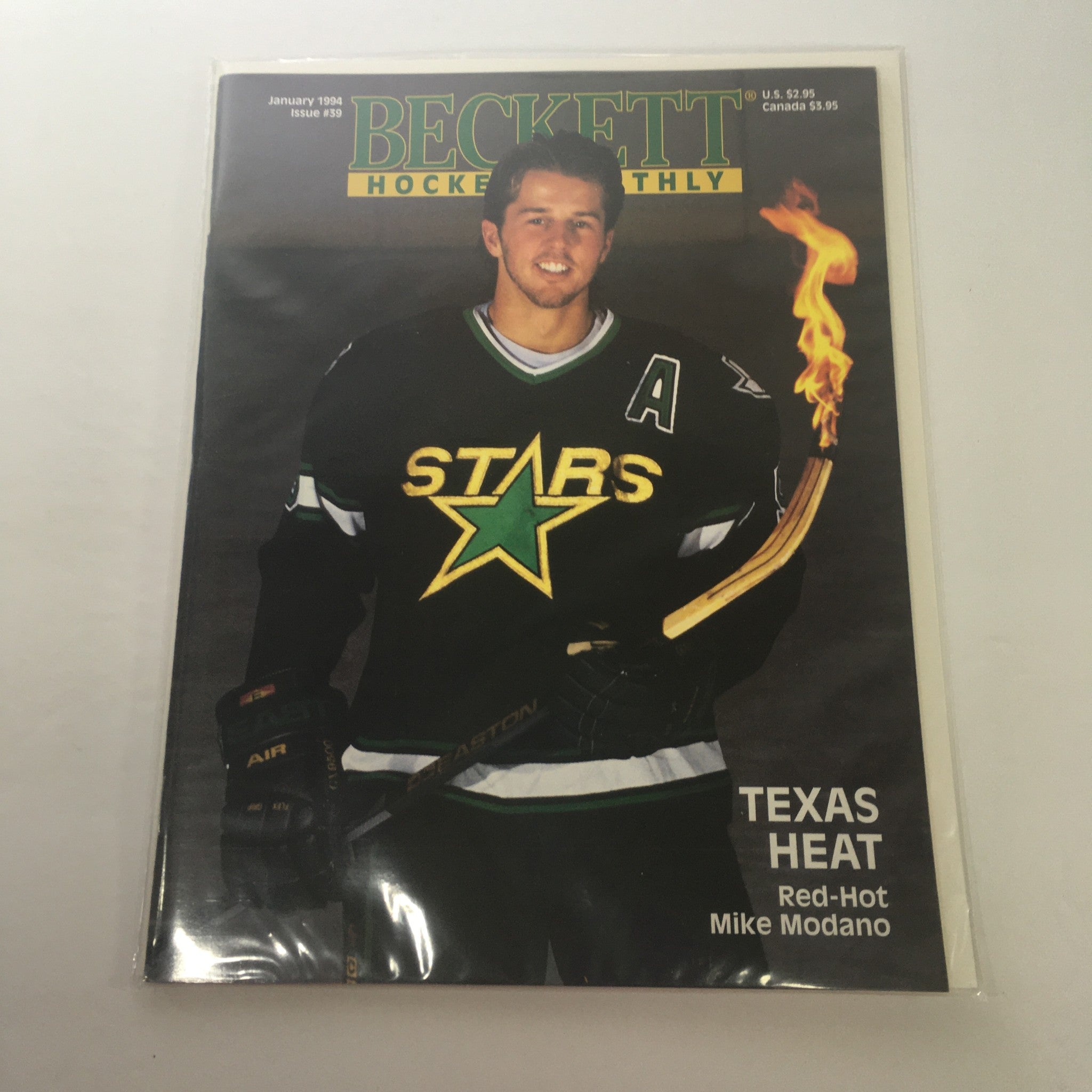 Beckett Hockey Monthly: January 1994 Issue #39 - Red-Hot Mike Modano