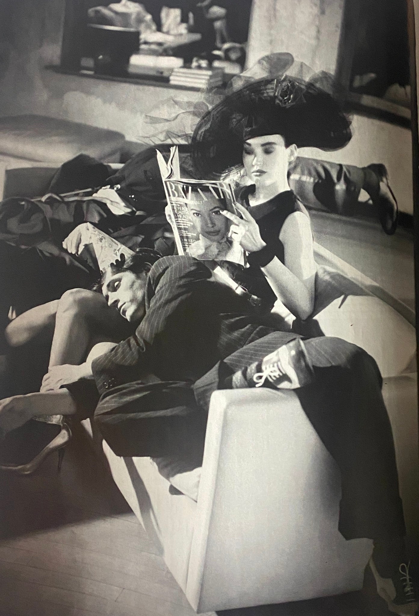 Connoisseur Magazine April 1989 featuring an artistic black and white image of fashion models relaxingly posed on a sofa, displaying elegance and sophistication.