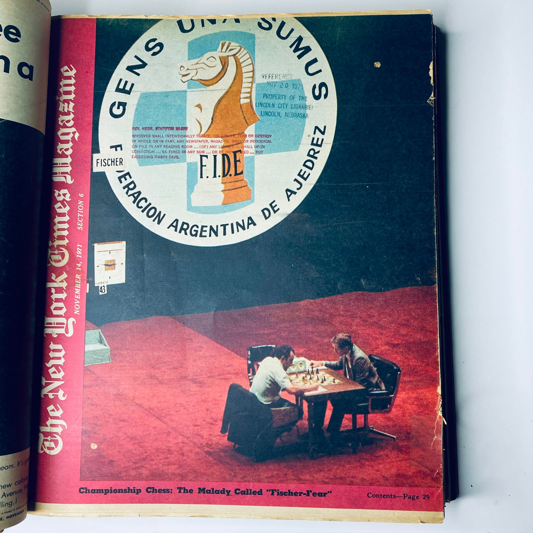 Page from The New York Times Magazine November 14, 1971, featuring a chess championship scene with players at a tournament.