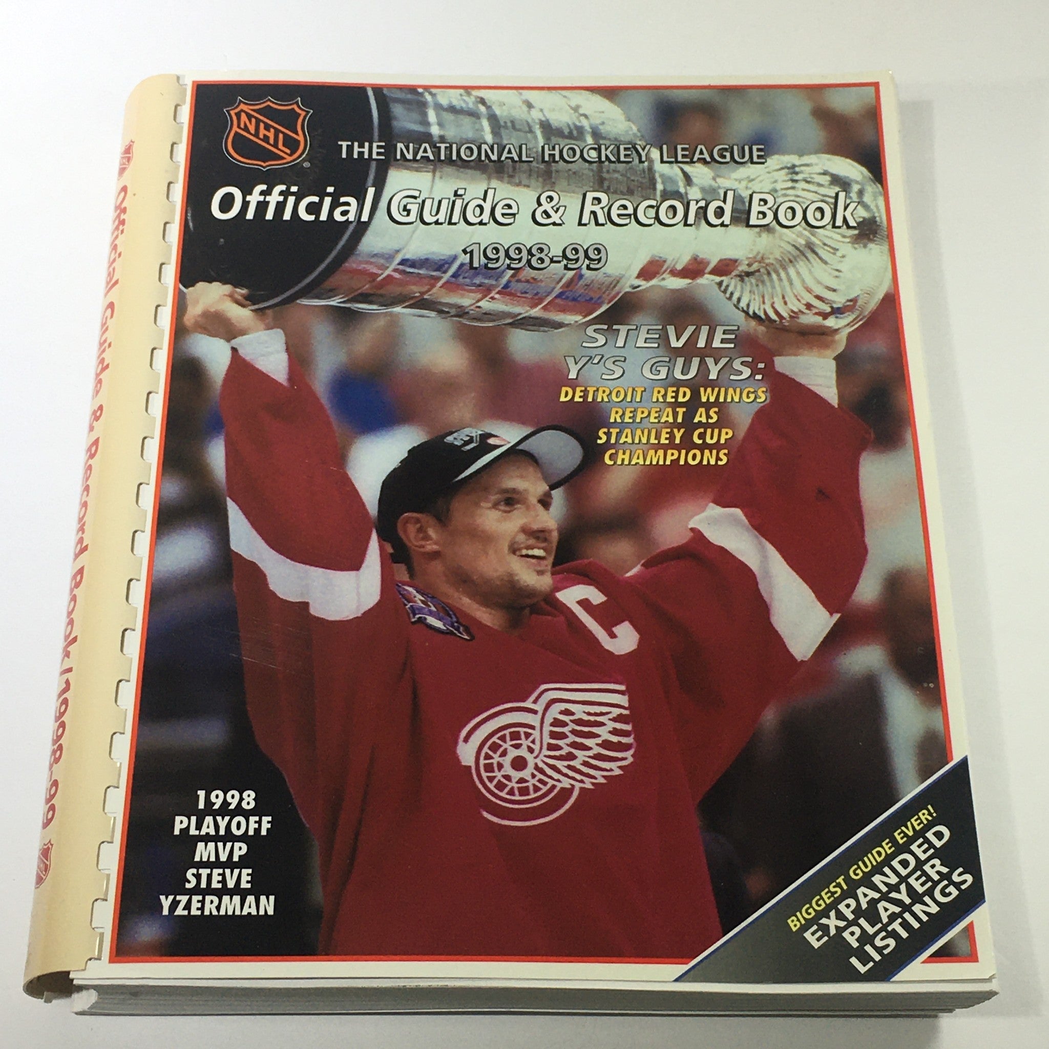 VTG NHL Official Guide & Record Book 1998-1999 Detroit Red Wings' Stevie Yzerman