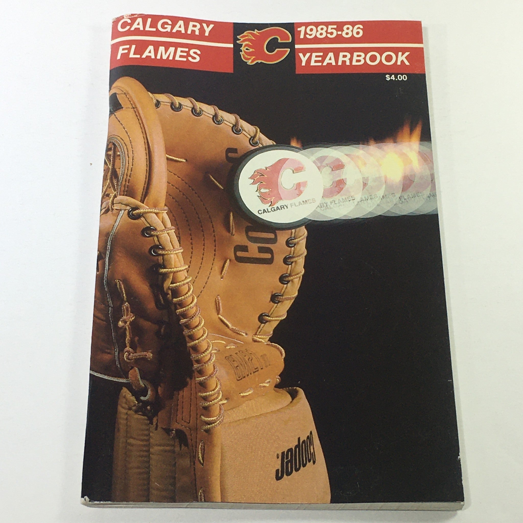 VTG NHL Official Yearbook 1985-1986 - Calgary Flames / Hockey Gloves and Pins